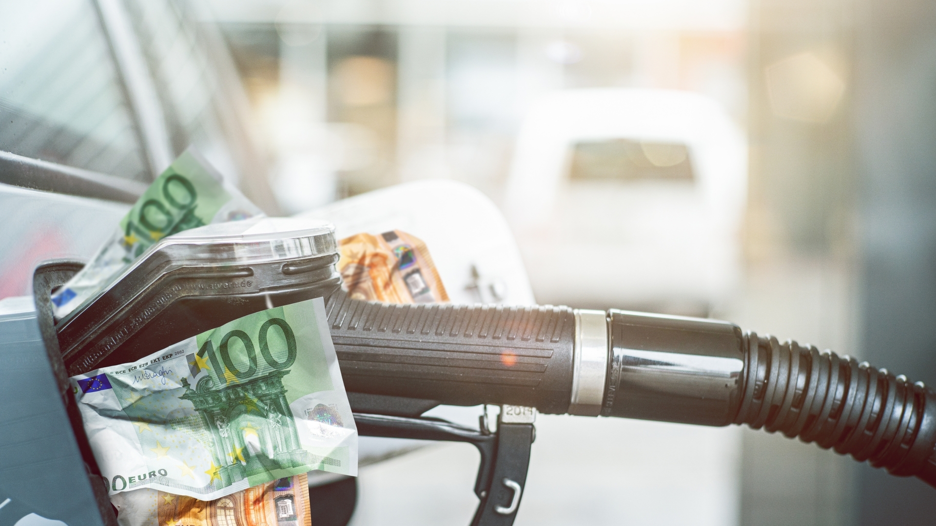 Spritpreise steigen stark: SPD-Abgeordneter Schwarz spricht von „Abzocke“