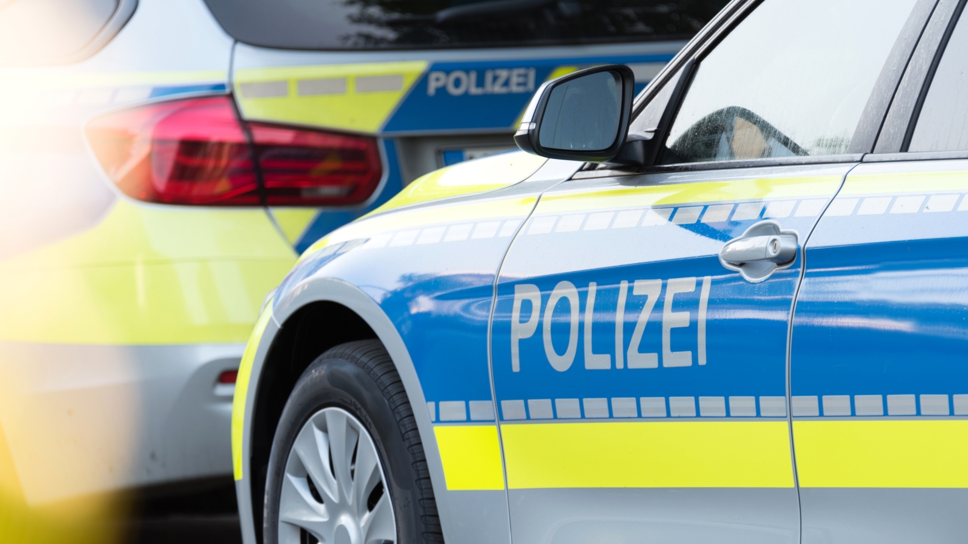 Betrunkener Fahrer verursacht schweren Unfall in Hallstadt und attackiert Polizei