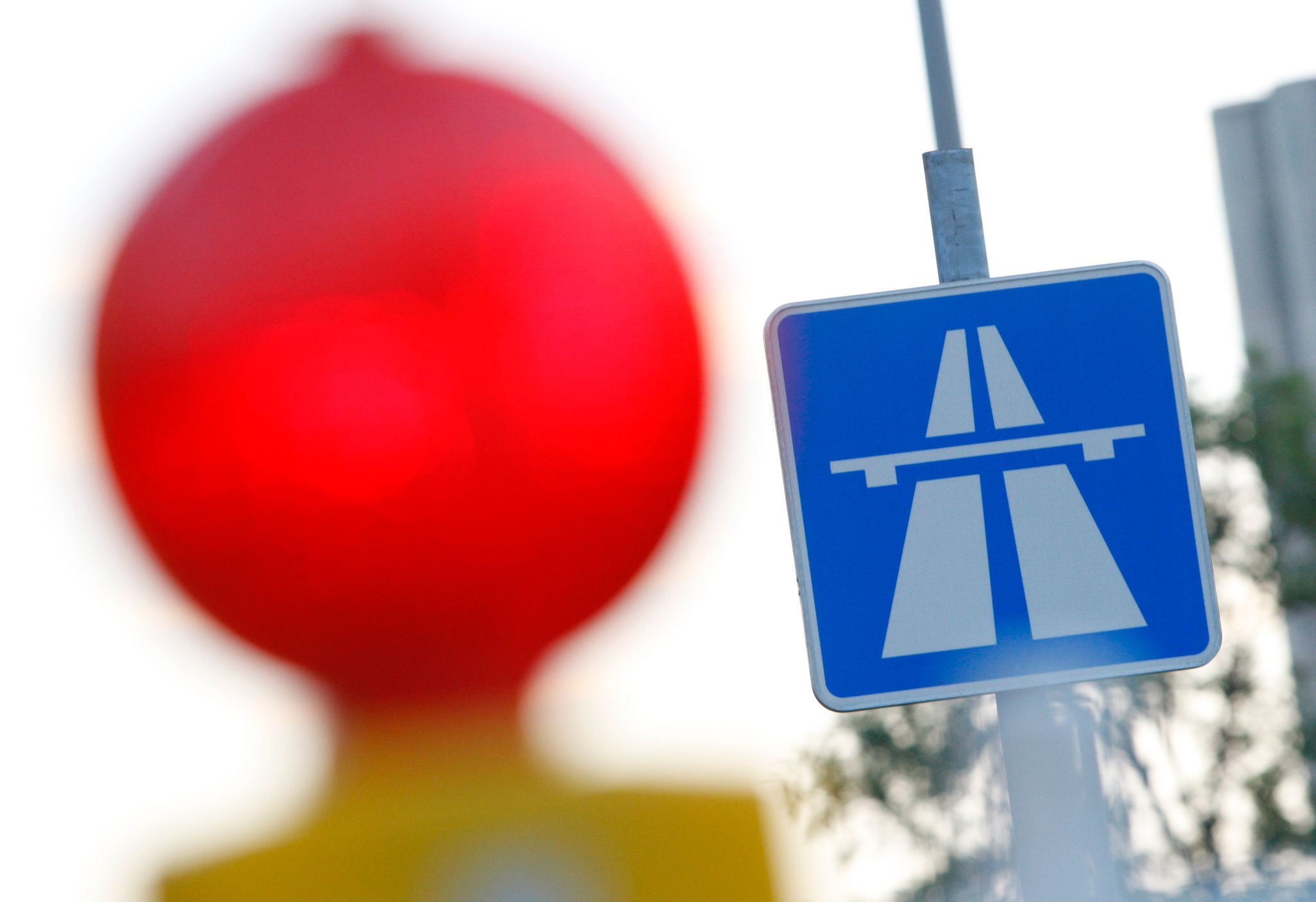 Gullydeckel beschädigt zwei Lastwagen auf der Autobahn 9