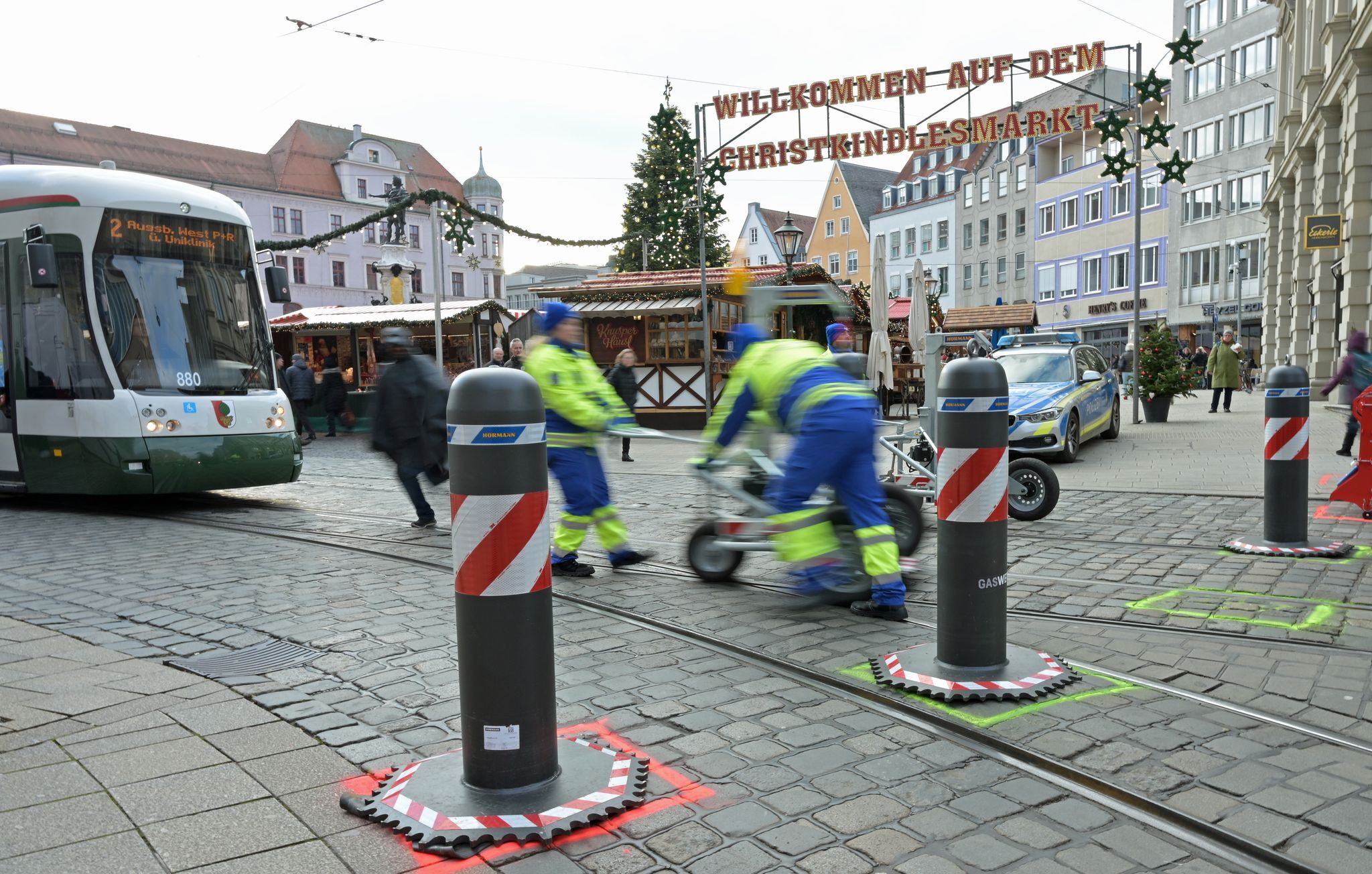 Poller werden im Minutentakt neben Weihnachtsmarkt bewegt