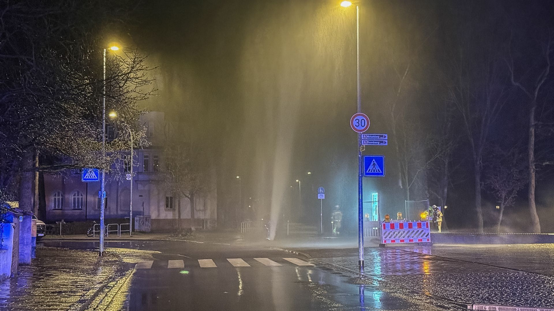 Riesige Wasserfontäne vor Bamberger Konzerthalle