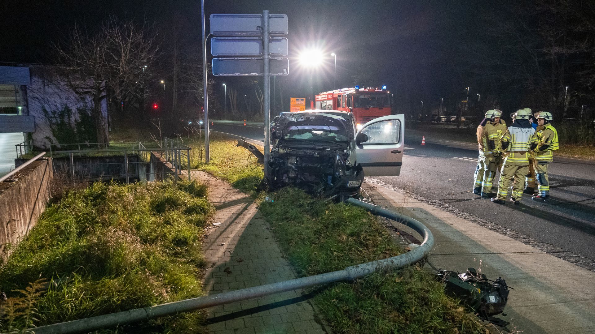 Auto prallt gegen Ampelmast: 15.000-Euro-Schaden