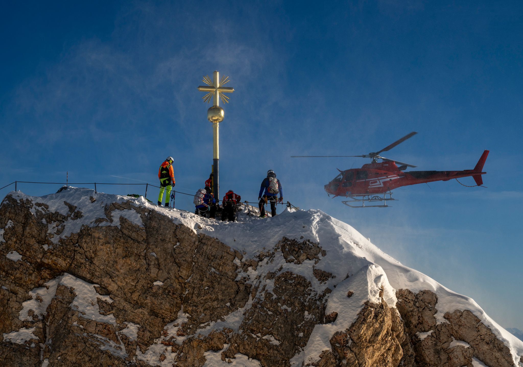 Gipfelkreuz der Zugspitze frisch vergoldet zurück