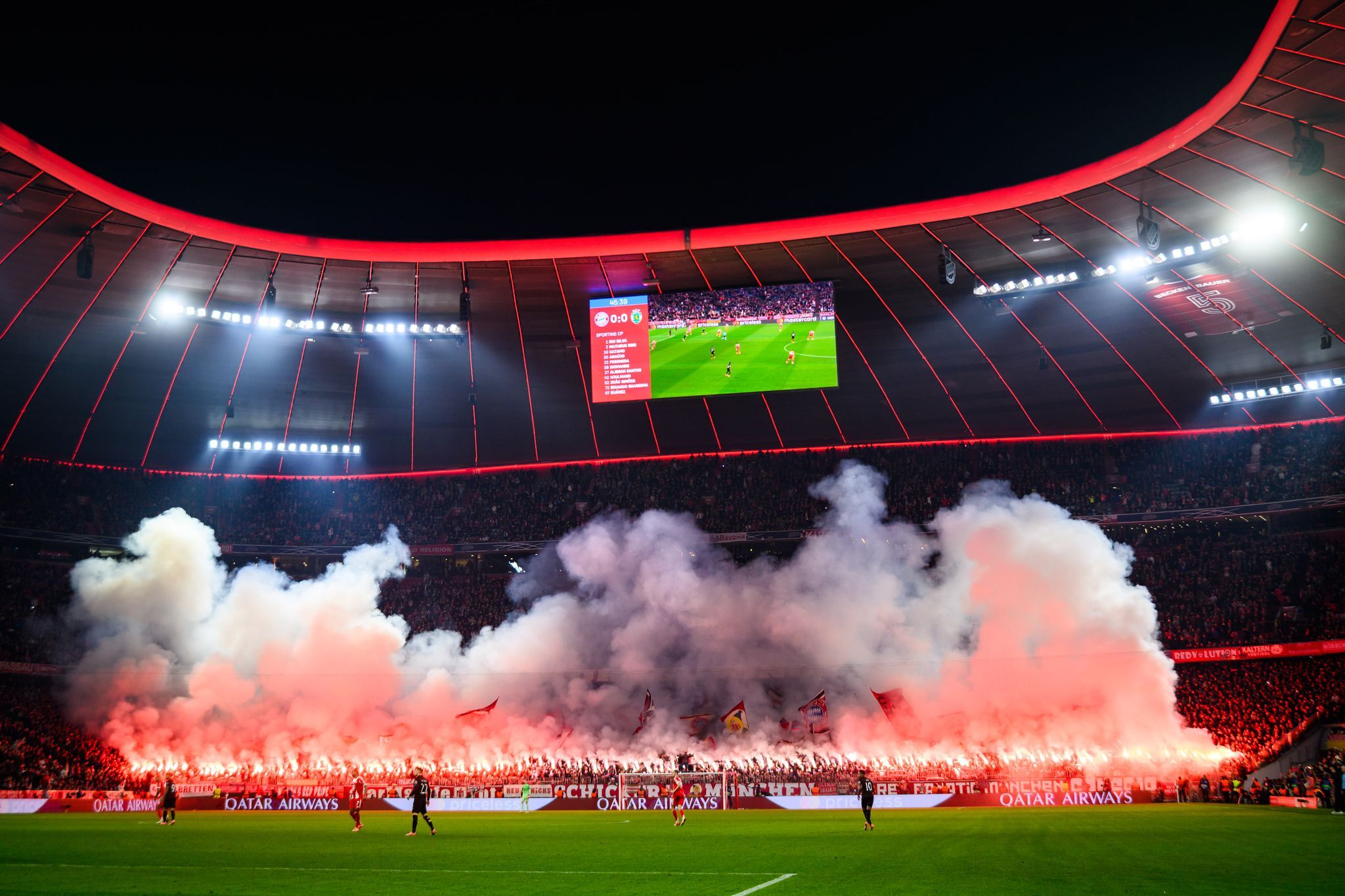Bayern-Chef rechnet mit Fan-Ausschluss nach Pyro-Einsatz