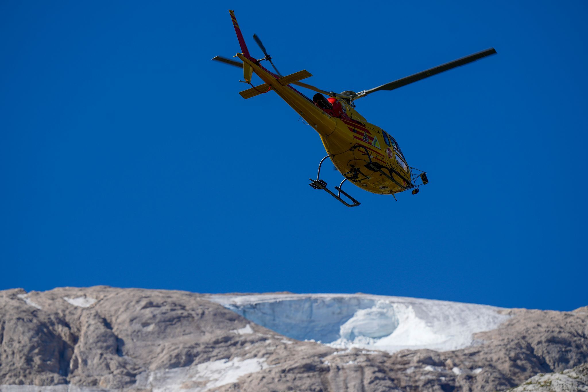 Zu wenig Neuschnee in Alpen: Schnee mit dem Hubschrauber