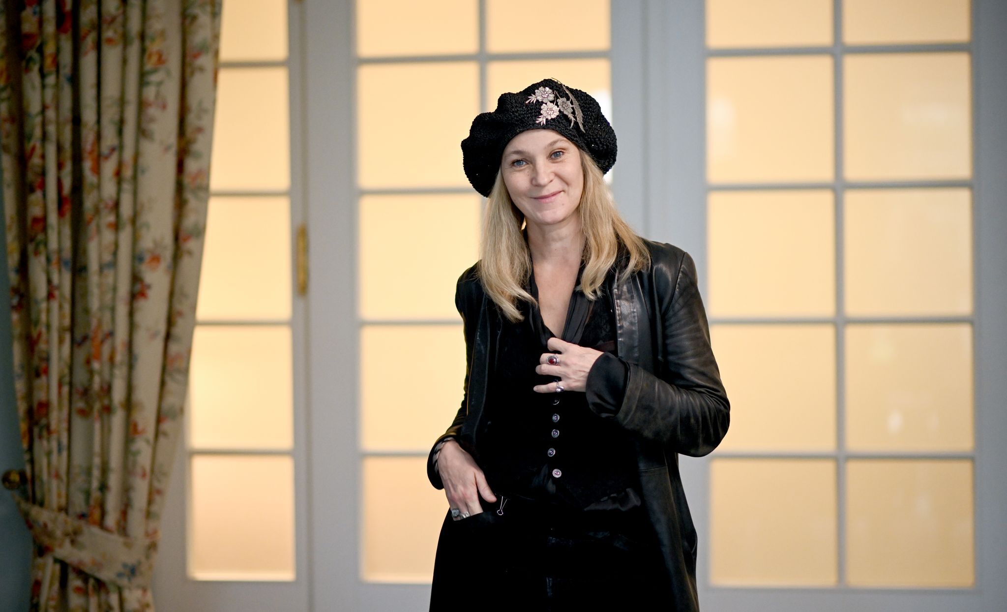 TV-Star Jeanette Hain reist oft mit einem Trampolin