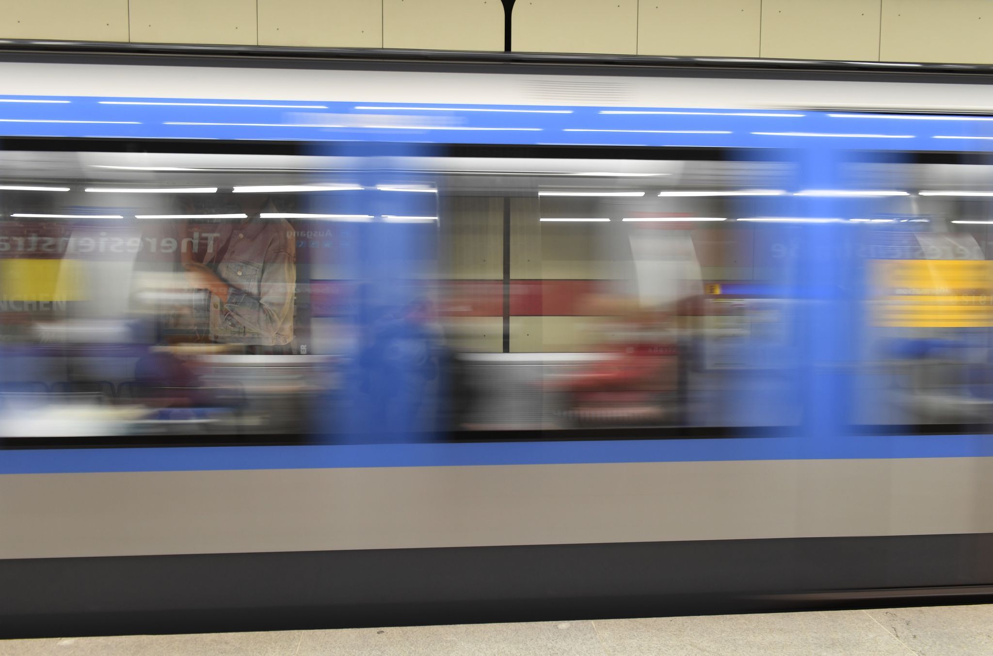Weihnachtsmänner verteilen rechtsextreme Flyer in U-Bahn