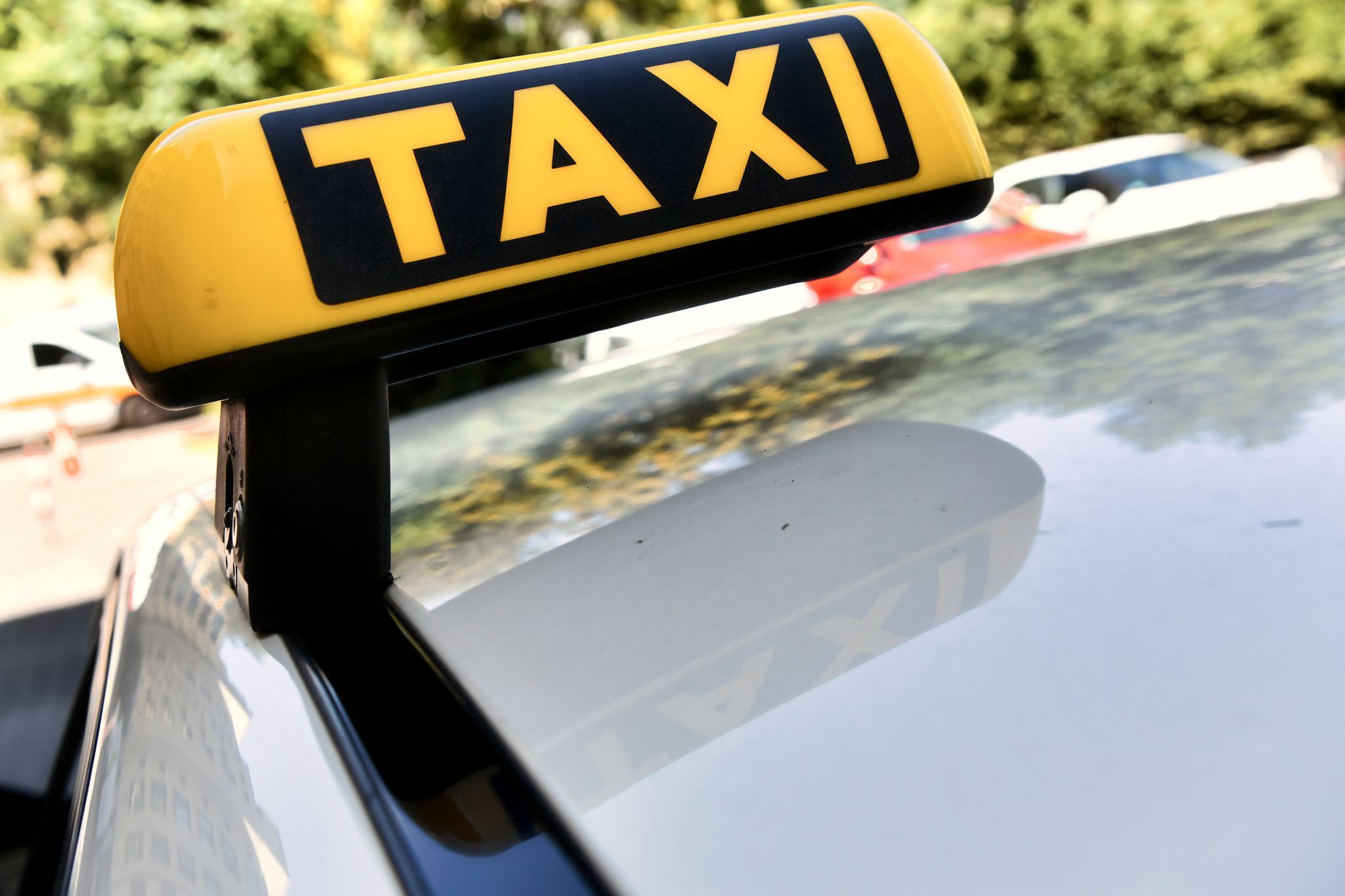 Taxifahrer rettet Rentner vor Betrug