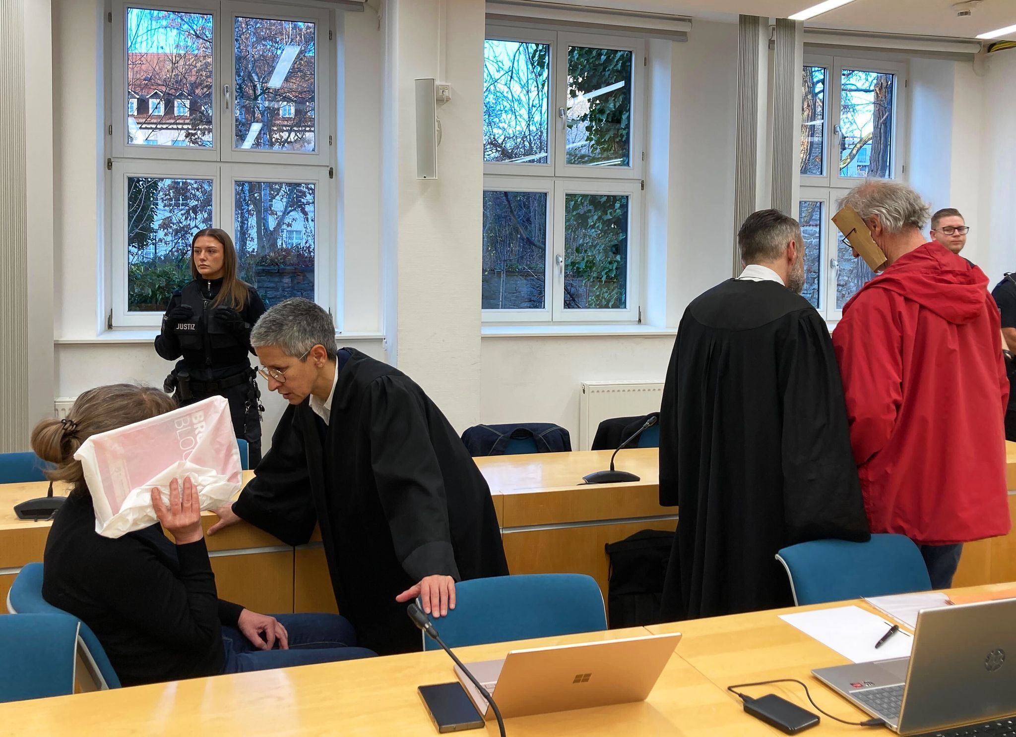 Prozessstart: Junge Frau entführt und in Holzkiste gesperrt?