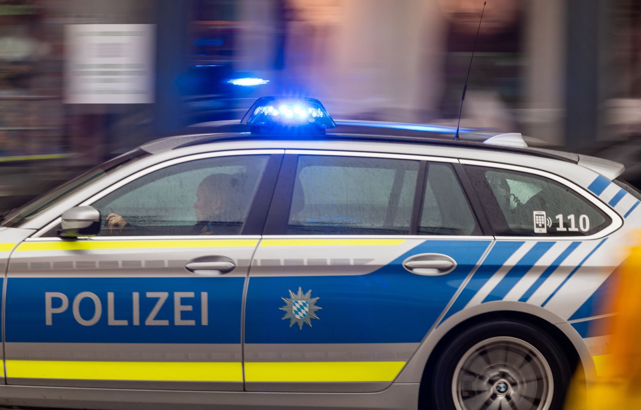 21-Jähriger bleibt mit Auto unter Schranke stecken