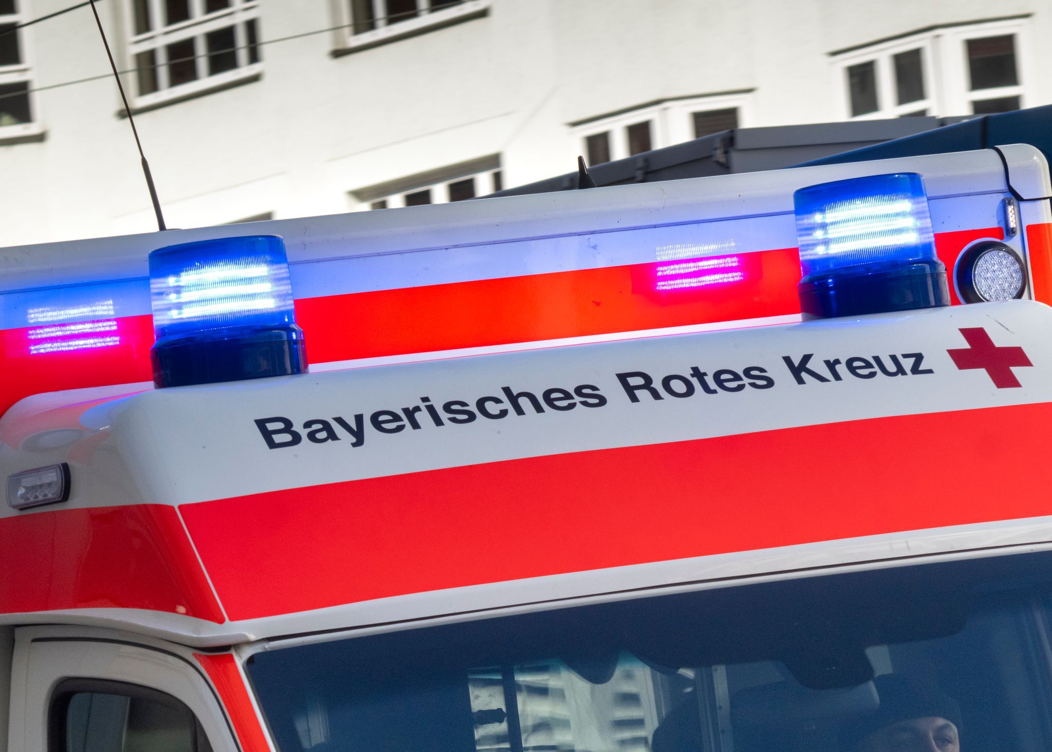 Lastwagen kippt in Steinbruch um – Fahrer verletzt