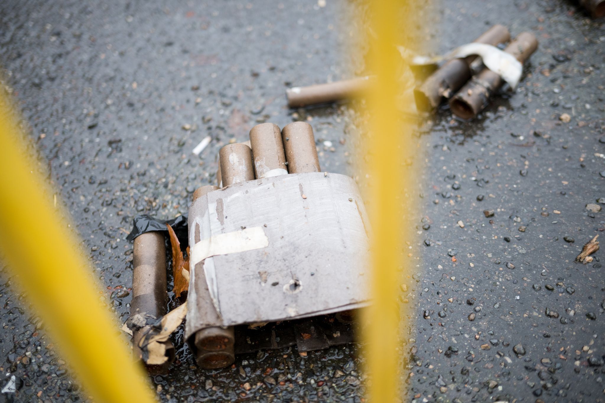 Zehnjähriger zündet mit Böllern Hecke an und stellt sich