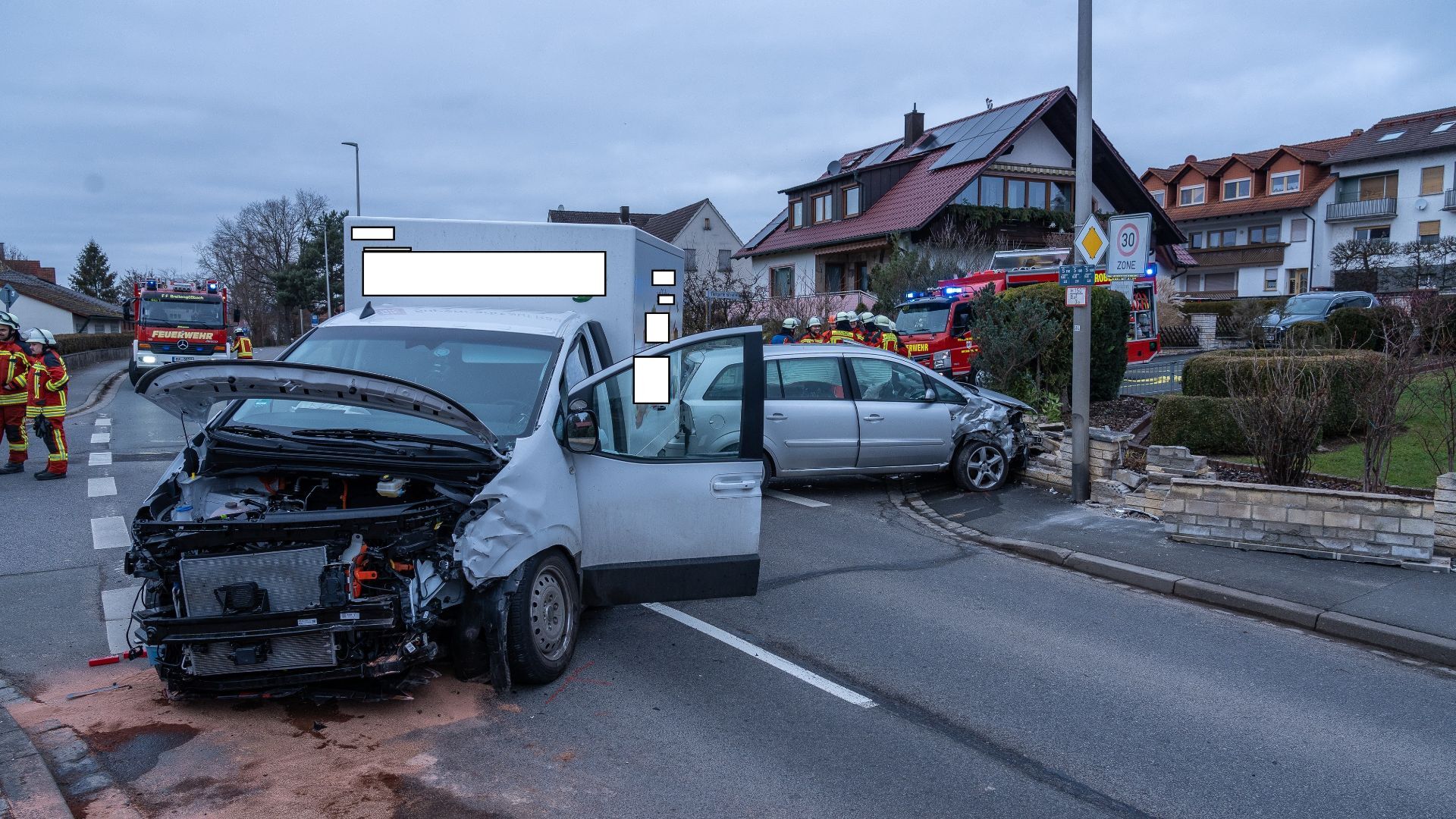 Kleintransporter übersieht Opel beim Abbiegen