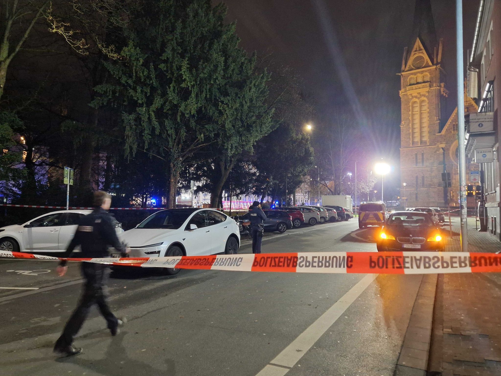 Auto fährt in Bushaltestelle – was wir wissen und was nicht