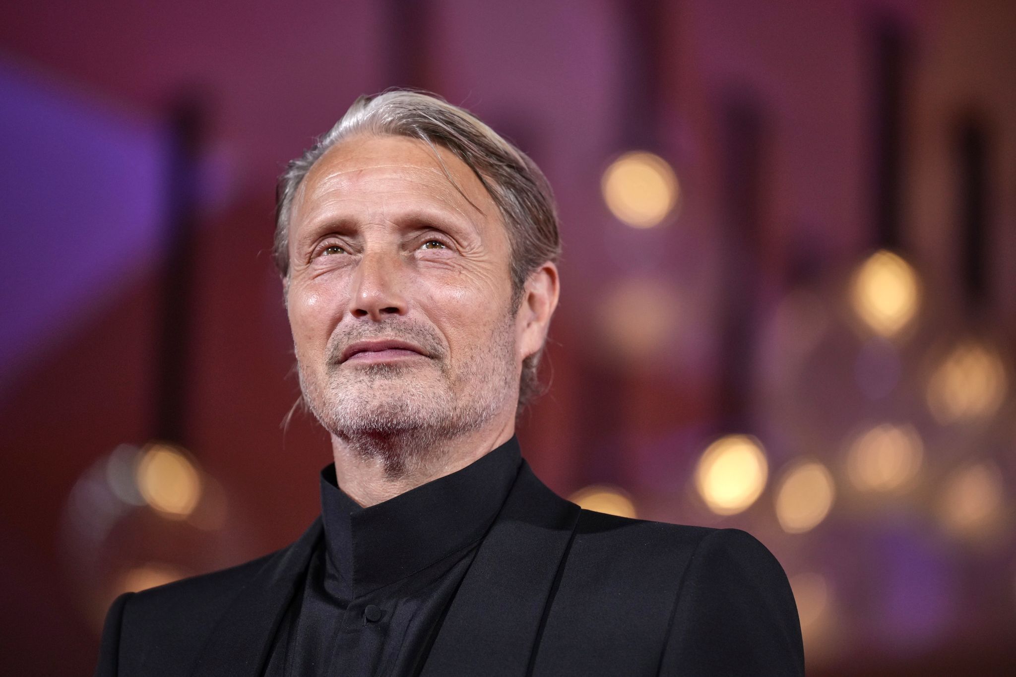 Mads Mikkelsen leidet – und das ist sehr komisch