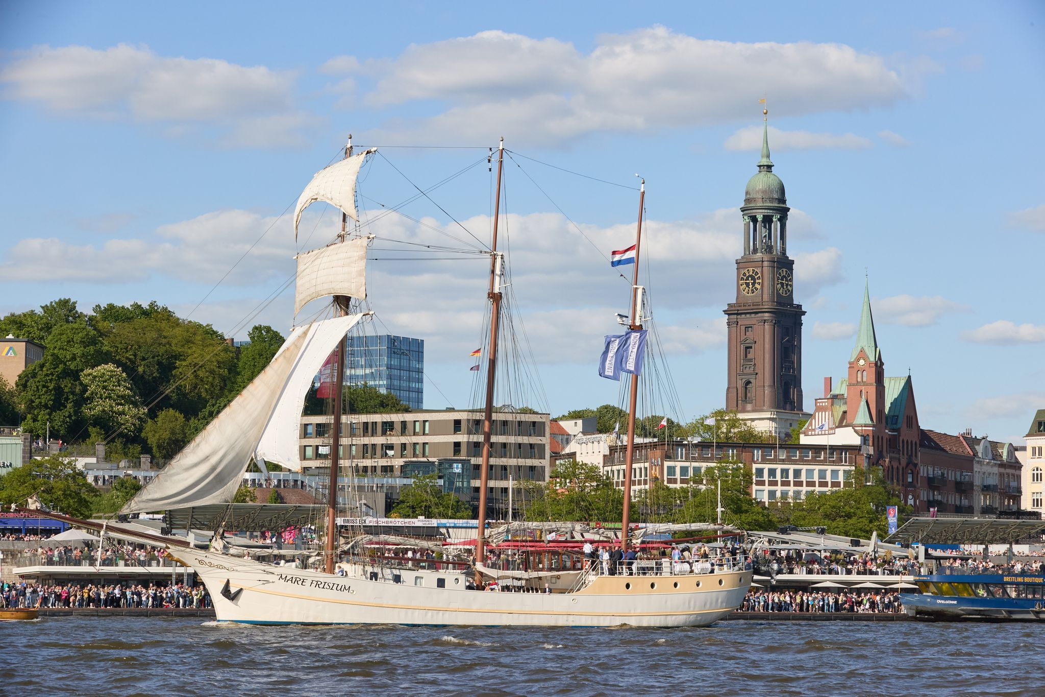 Segelschiff brennt im Hamburger Hafen nahe Elbphilharmonie