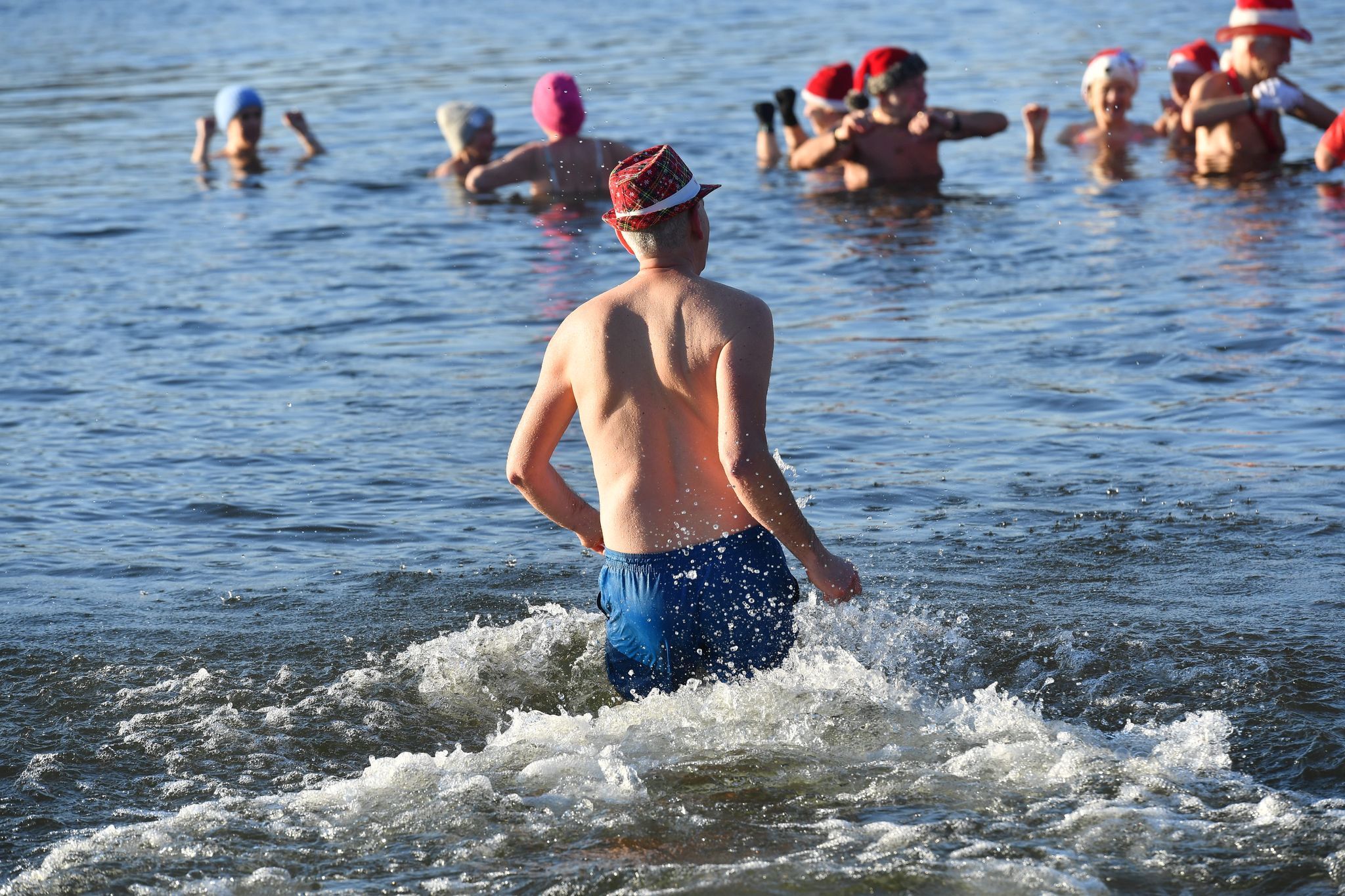 Dutzende steigen zum Weihnachtsschwimmen in den Orankesee