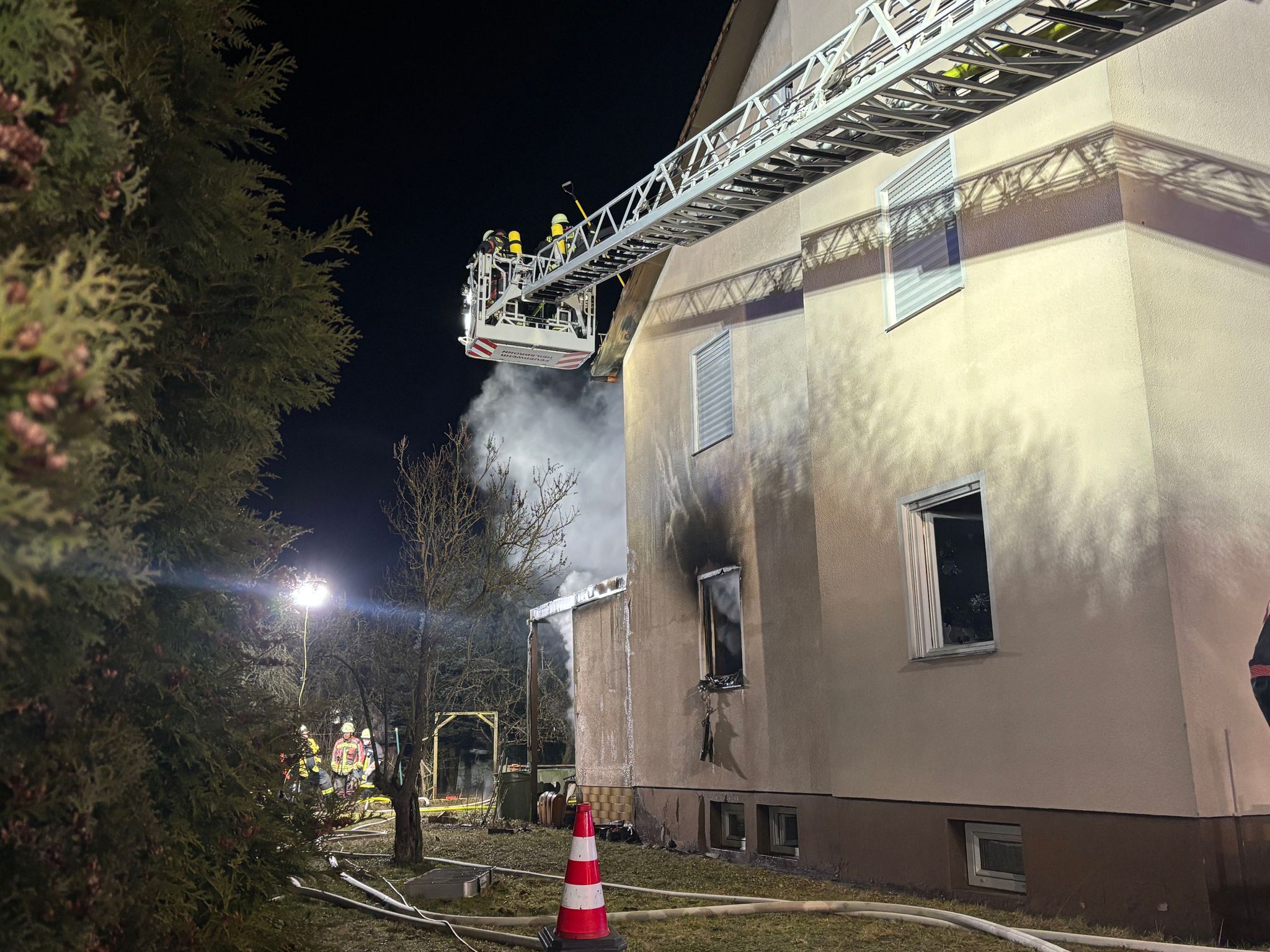 Brand in Einfamilienhaus – 64-jähriger Bewohner tot geborgen