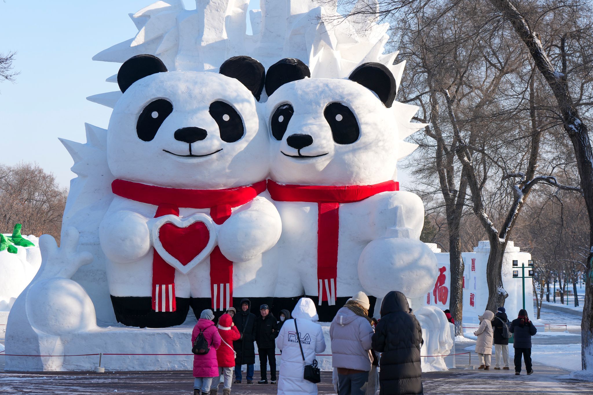 Eis- und Schneeskulpturen ziehen Besucher nach Harbin