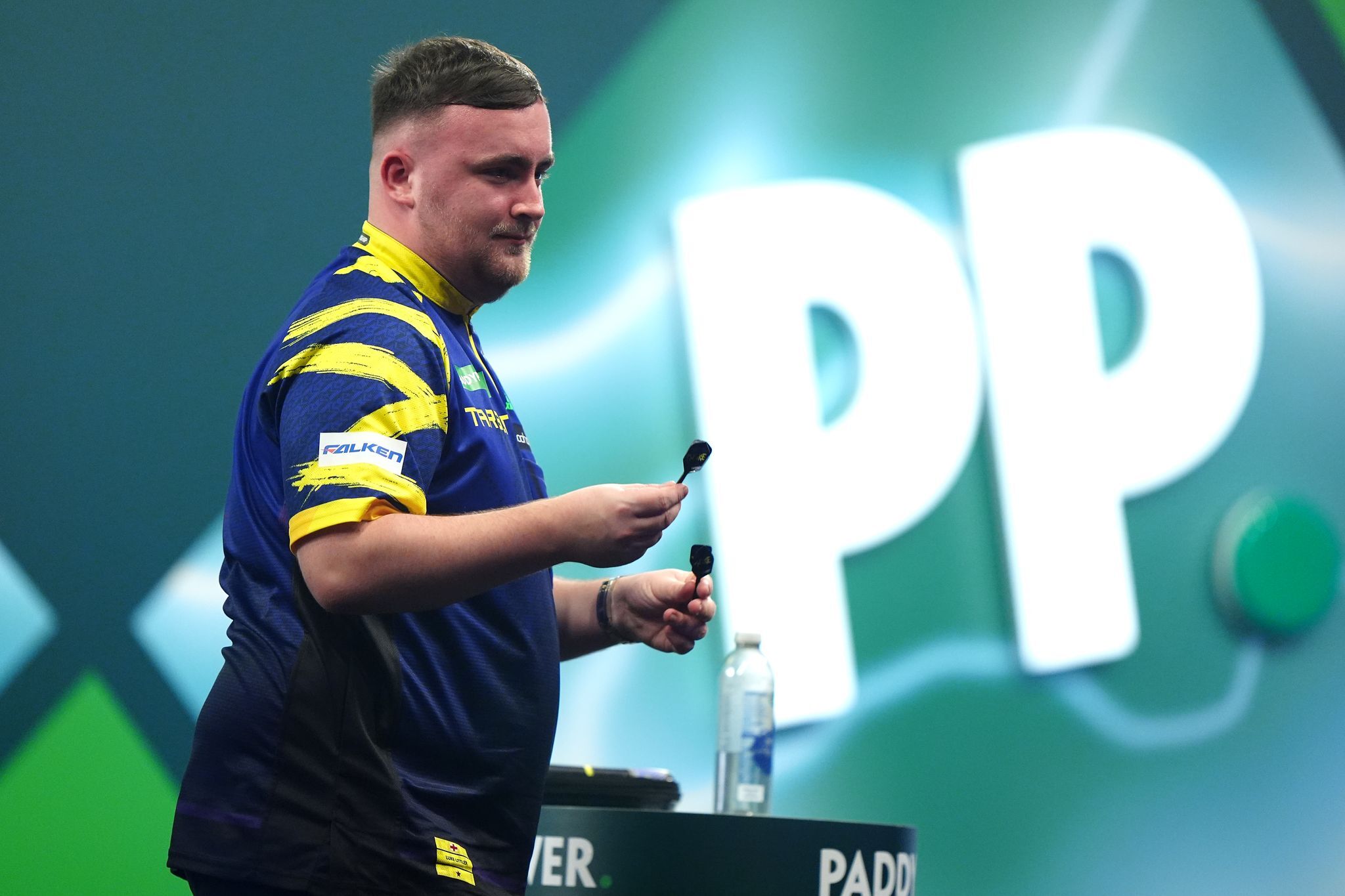 Darts-Weltmeister Littler spricht über Augen-OP als Kind