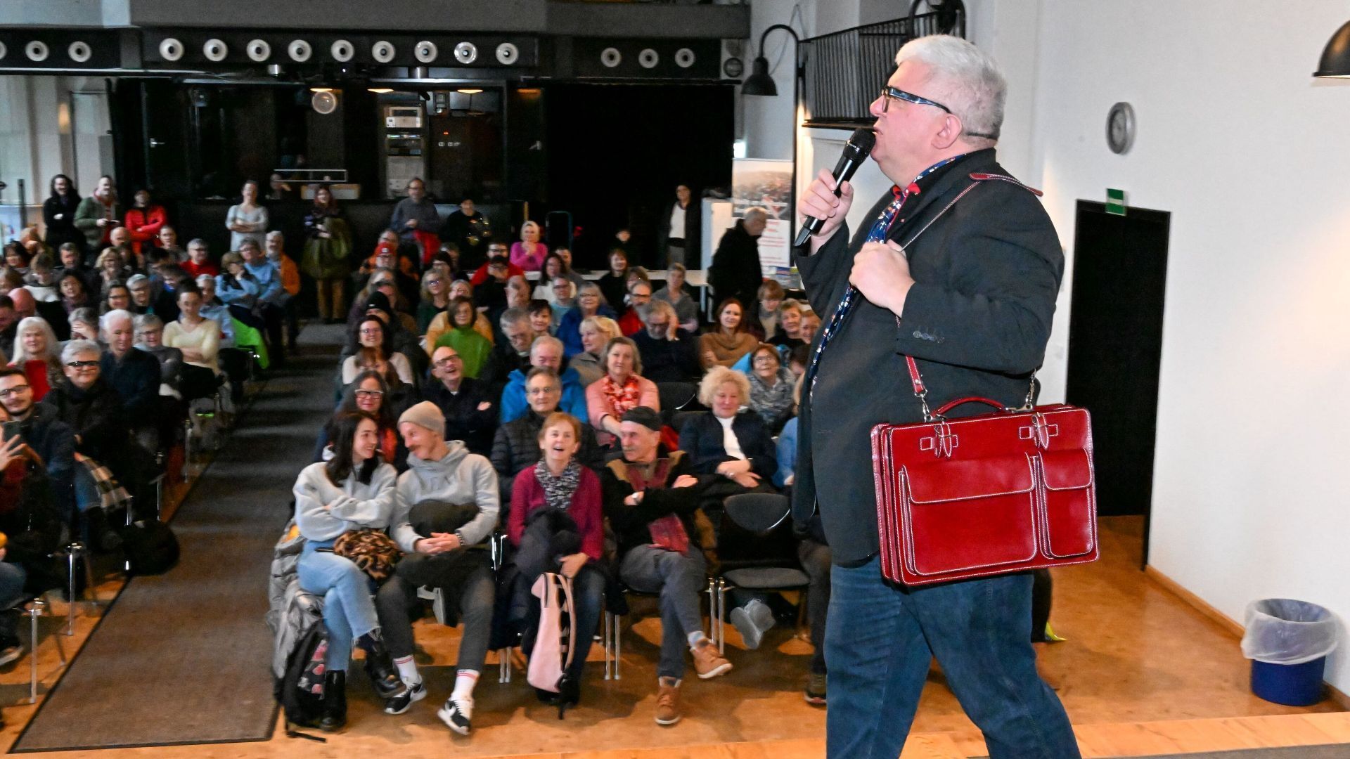 Markt der langen Gesichter: Unerwünschte Geschenke finden neue Besitzer