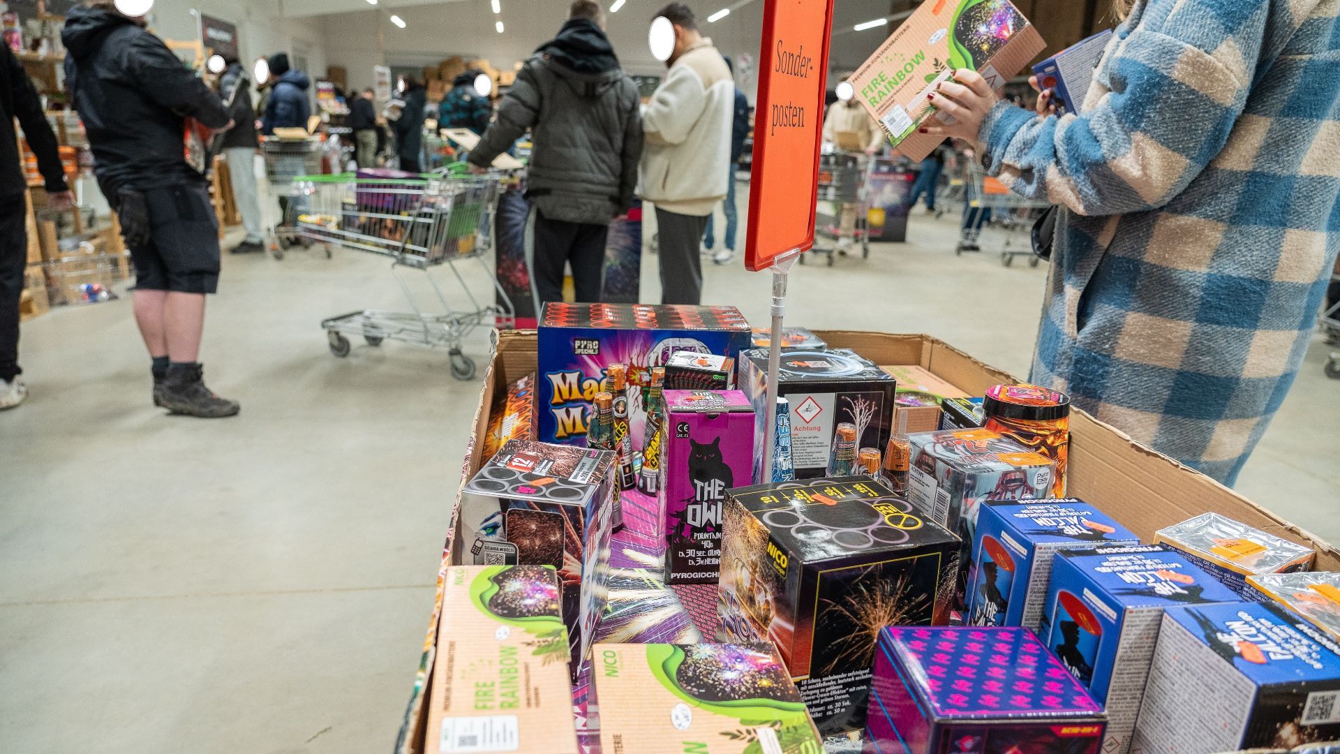 Feuerwerk-Fans trotzen klirrender Kälte: Hunderte stehen zu Beginn des Böllerverkaufs an