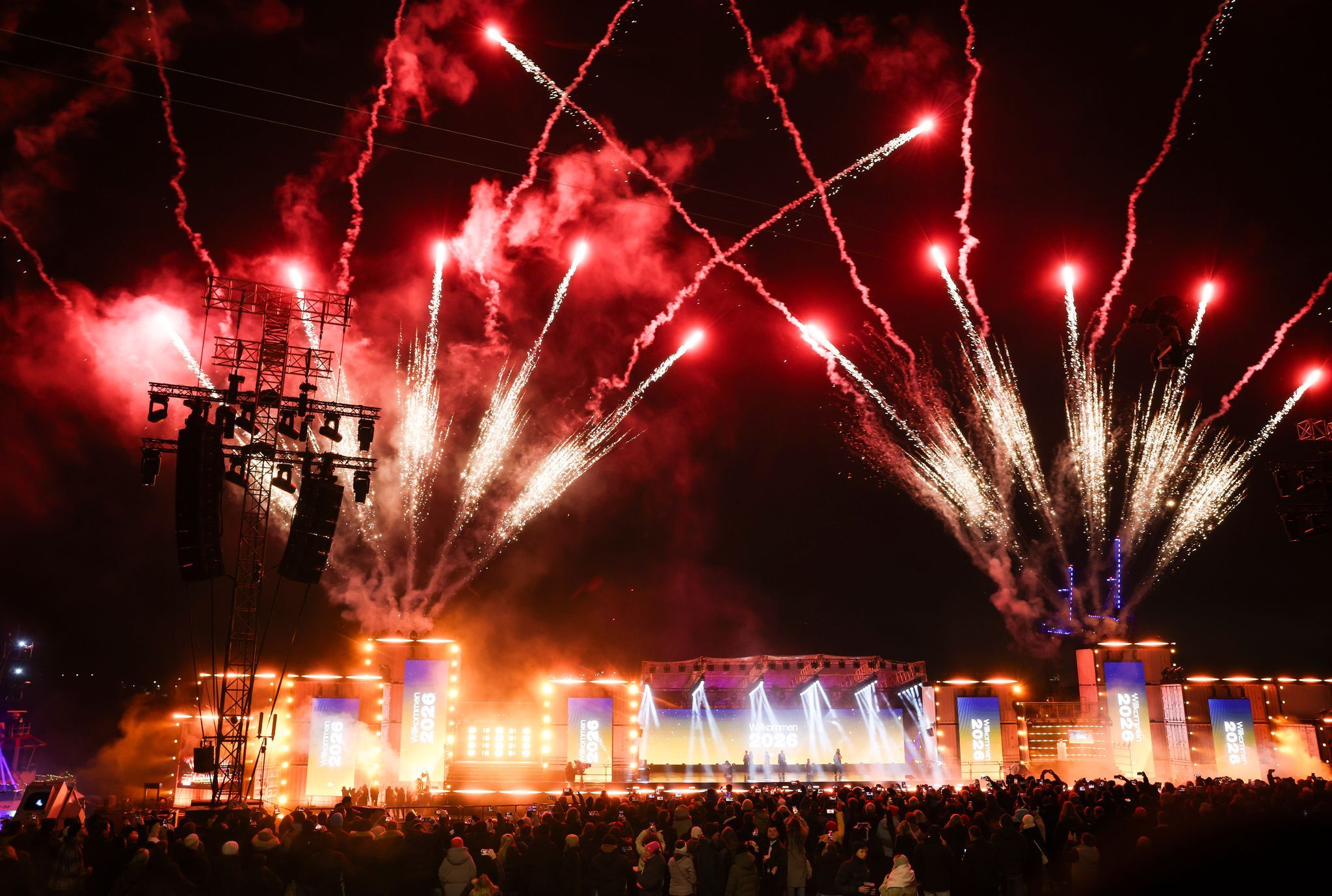 Tausende feiern bei ZDF-Silvestershow im Hamburger Hafen