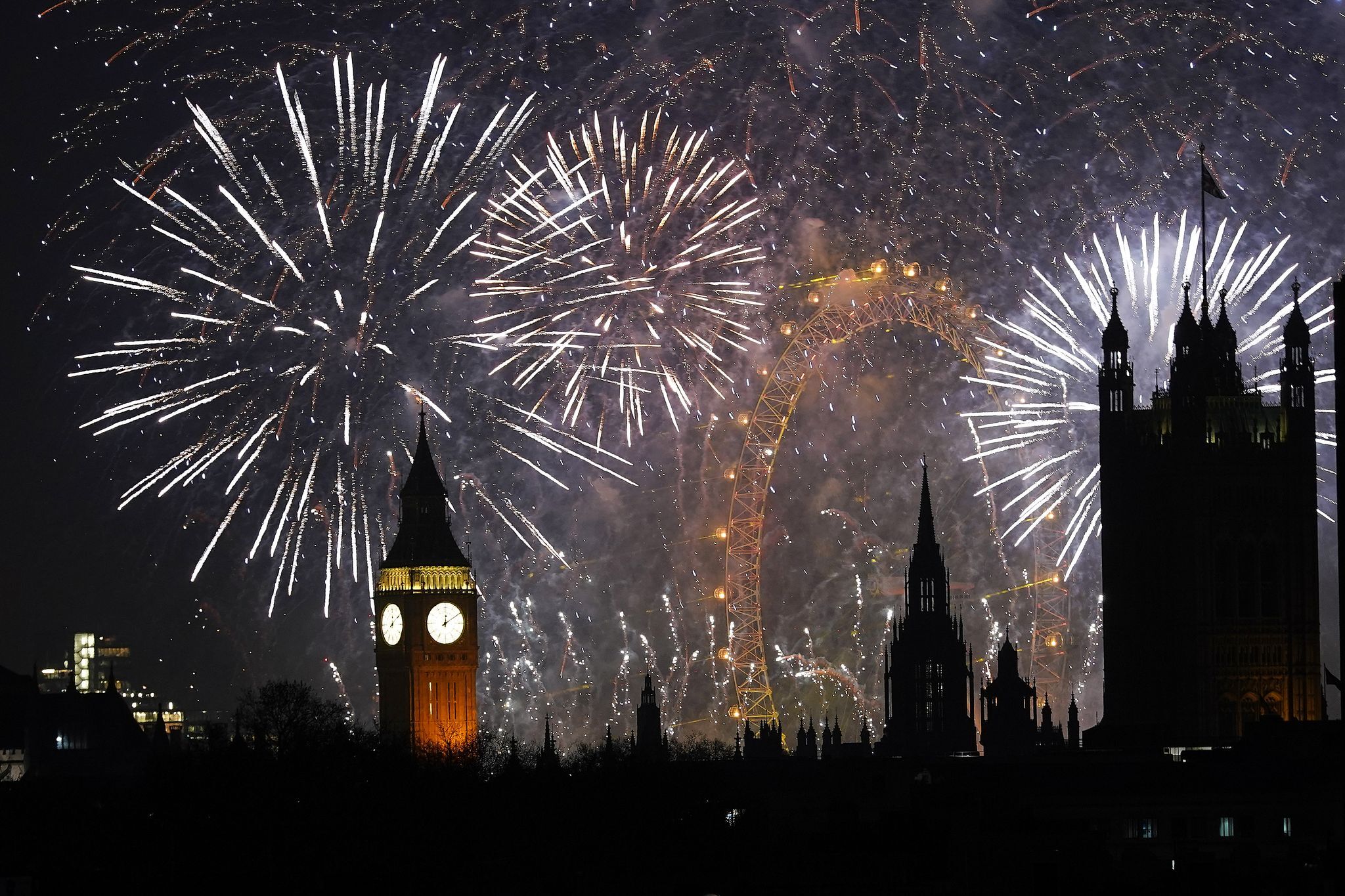 Zehntausende begrüßen 2026 mit Mega-Feuerwerk in London