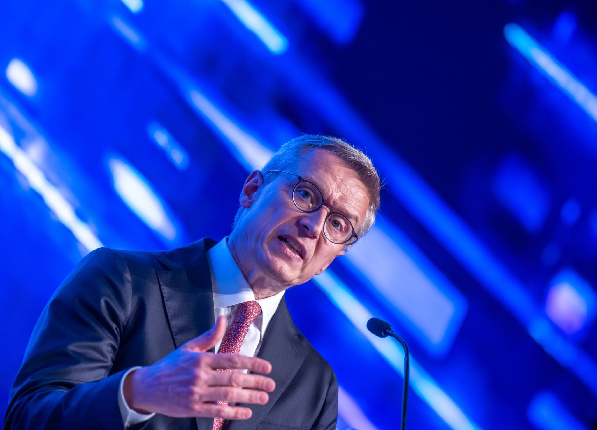 Morgens ohne – Digitalminister beschränkt seinen Handykonsum