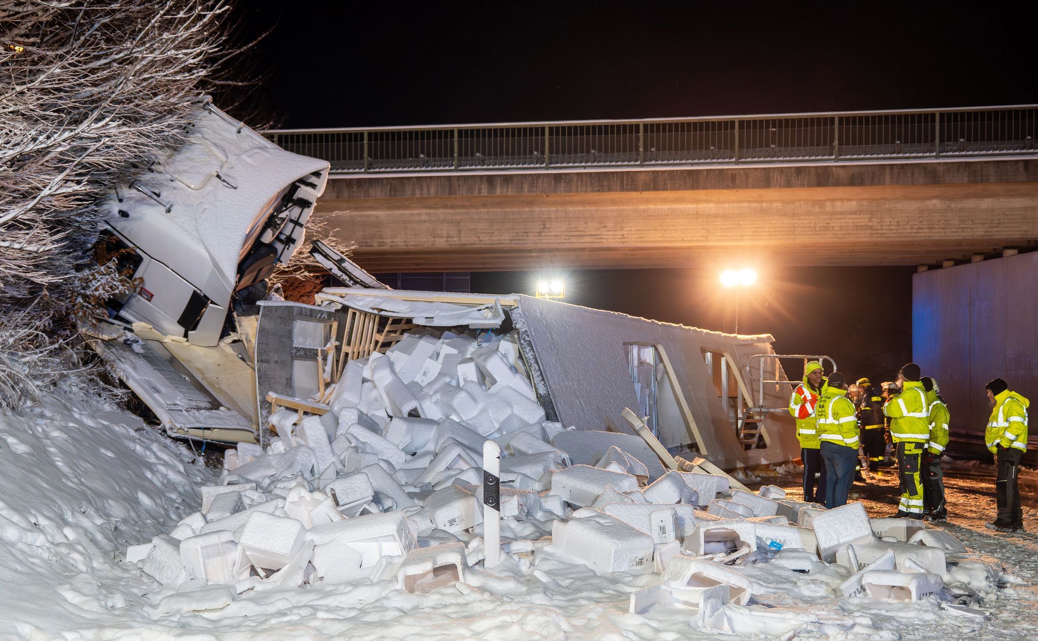 Schneebedeckte Autobahn – Lastwagen mit Lachs kippt um