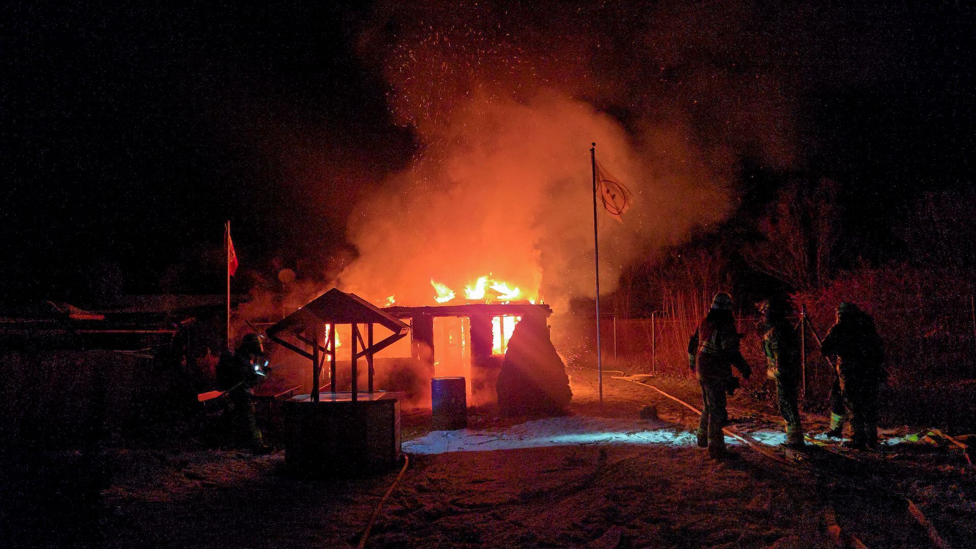 Gartenlaube steht lichterloh in Flammen 