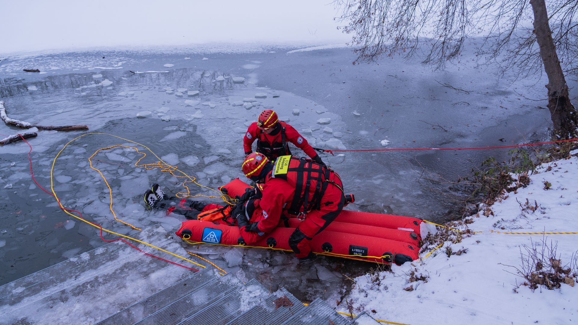 Wasserwacht übt Ernstfall auf gefrorener Regnitz in Bamberg
