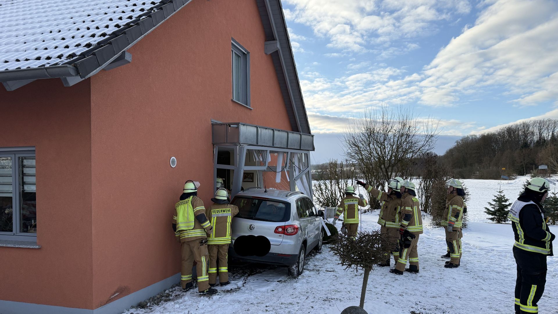 Rentner kracht mit Auto in Wintergarten