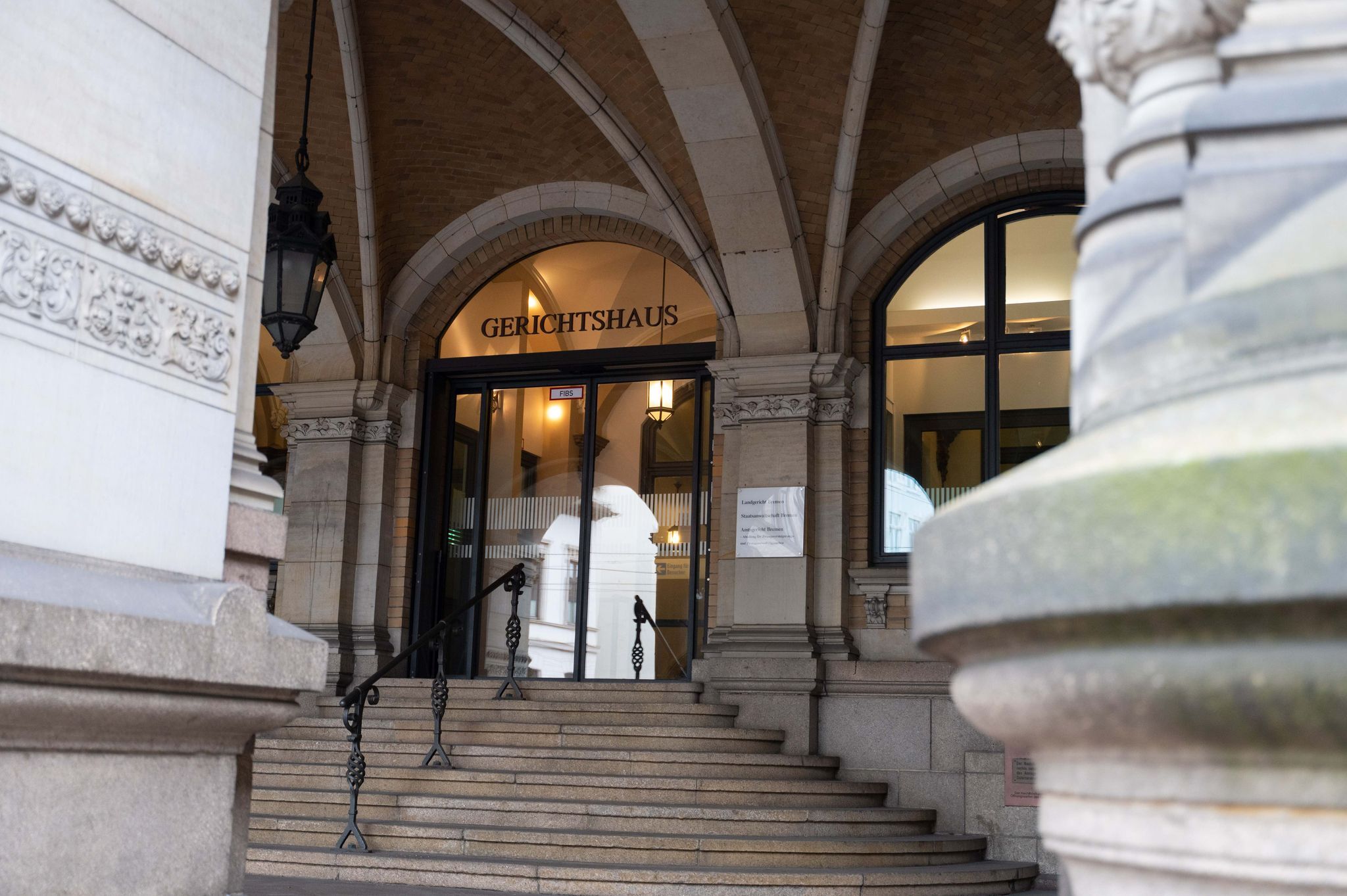 Mann vor Gericht – Familie mit Lügen und Gewalt isoliert?