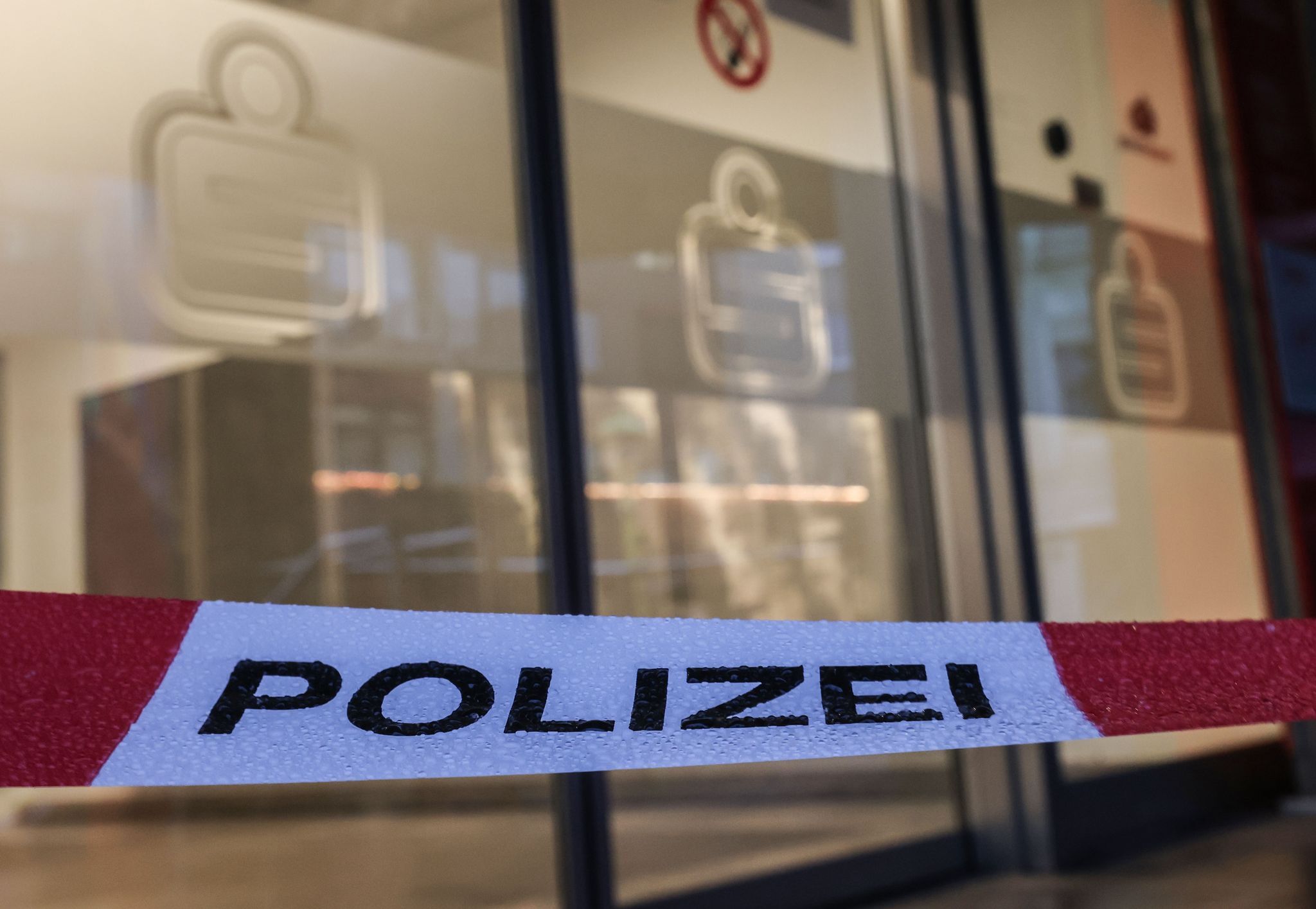 Polizei durchsucht Sparkasse nach Millionen-Raub