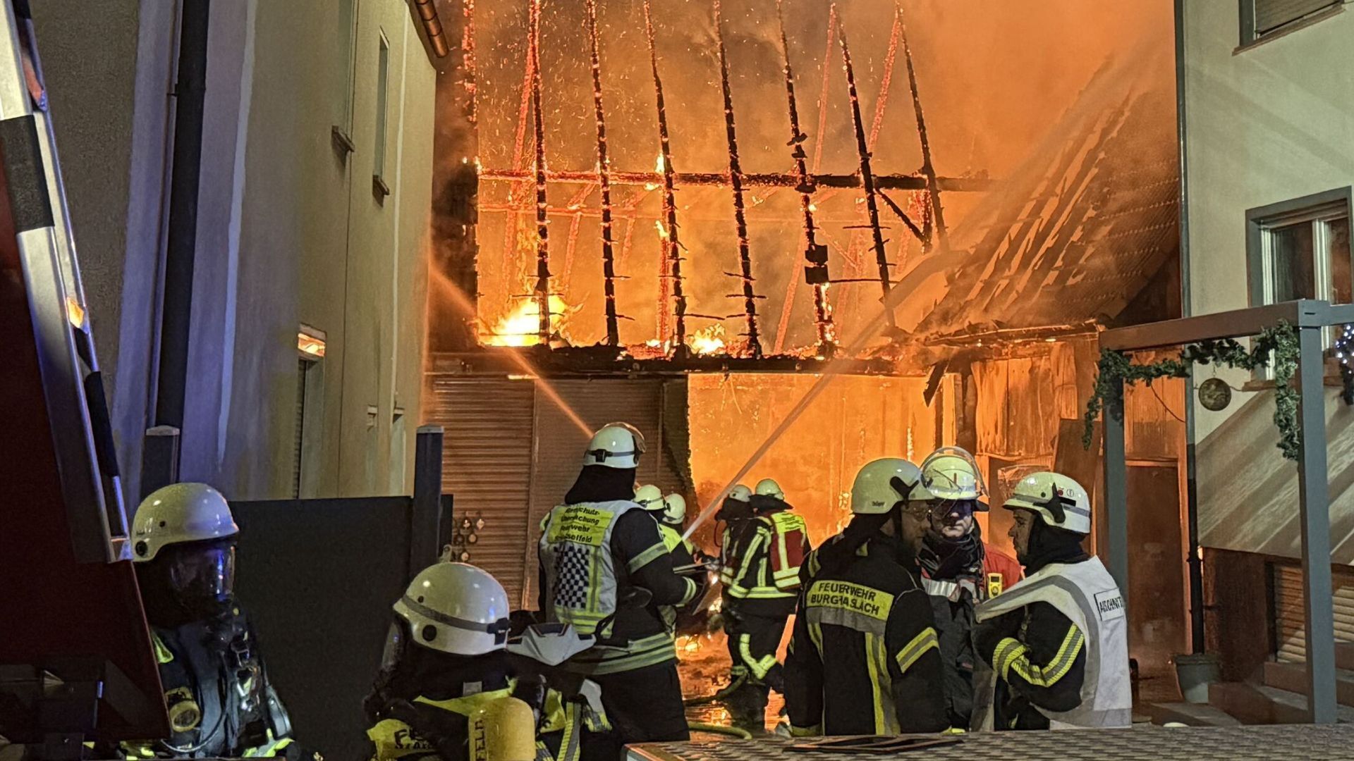 Scheunenbrand in Thüngfeld – Minusgrade erschweren Löscharbeiten – keine Verletzten
