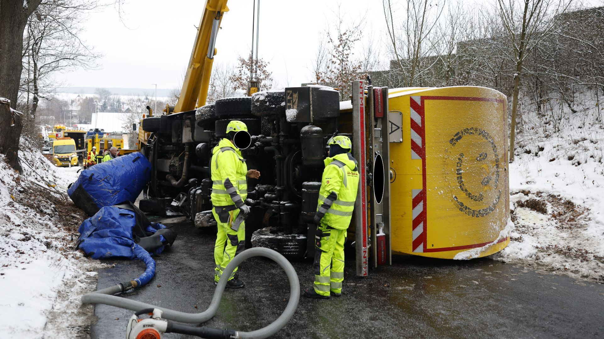 Wegen Schnee: Müllauto umgekippt