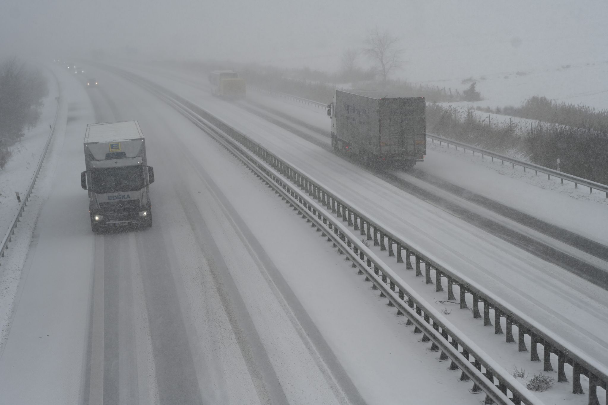 Zwei Dutzend Lastwagen stecken auf A7 im Schnee fest