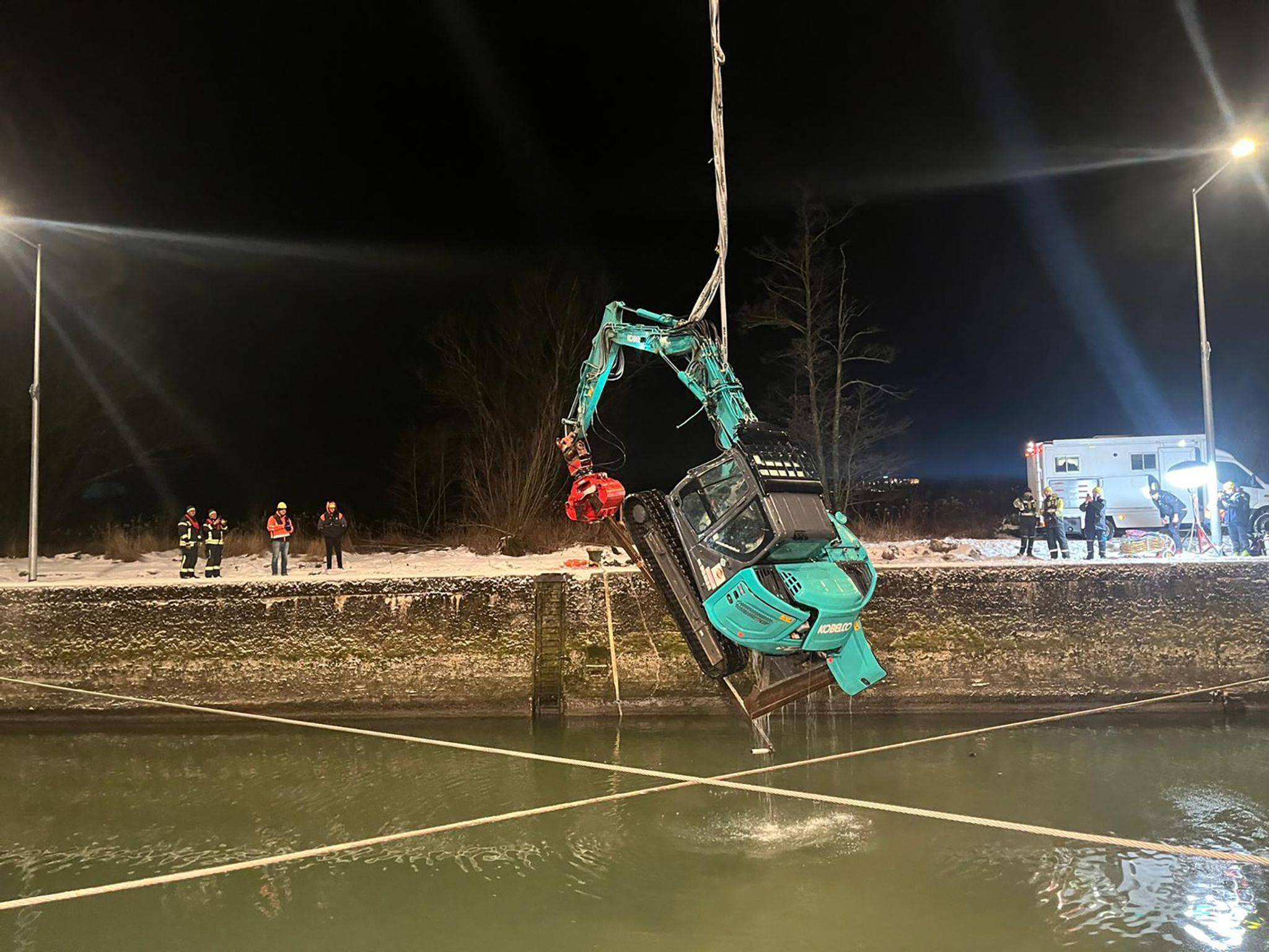 Mann versinkt mit Bagger in Donau – Fahrer schwimmt an Land