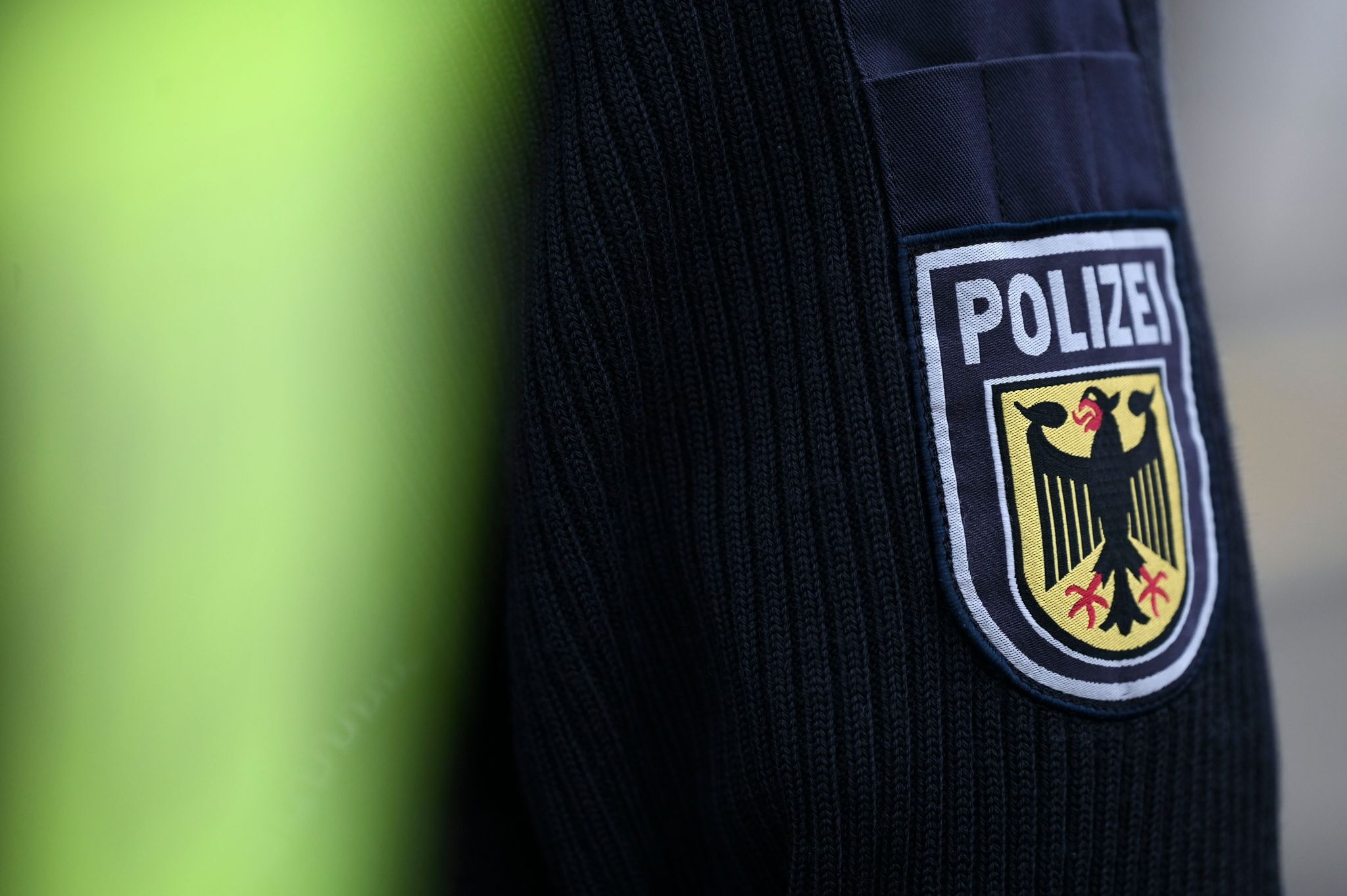 Am Bodensee: Polizei rettet zwei Schwäne aus Gleisbereich