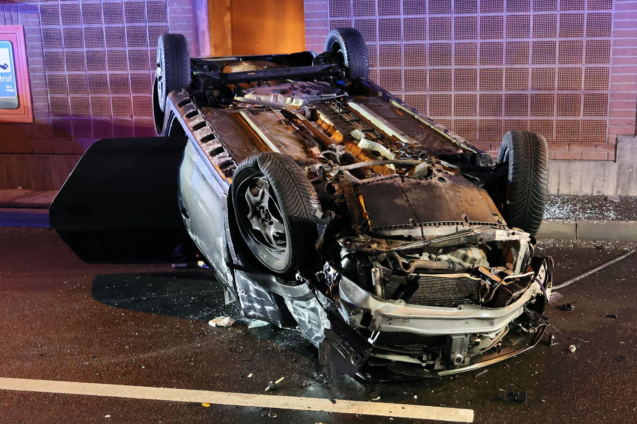 Auto überschlägt sich im Tunnel – zwei Verletzte