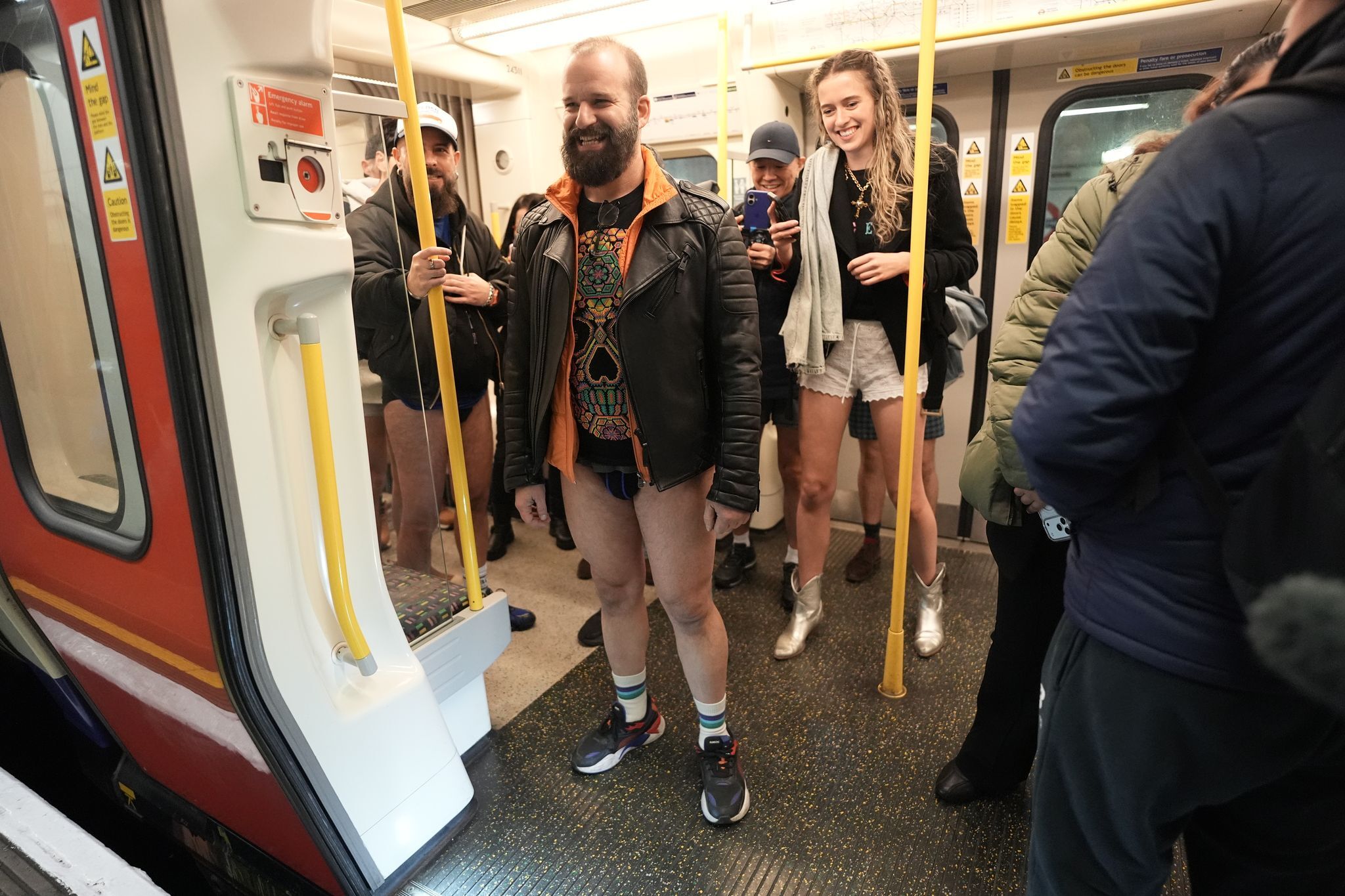 Als wäre es ein Versehen: Londoner ohne Hose in der U-Bahn