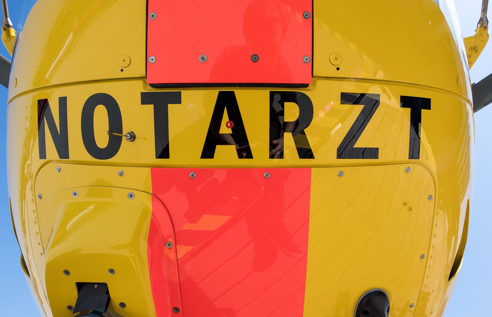 Jugendlicher will Schnee von Stromleitung räumen und stirbt