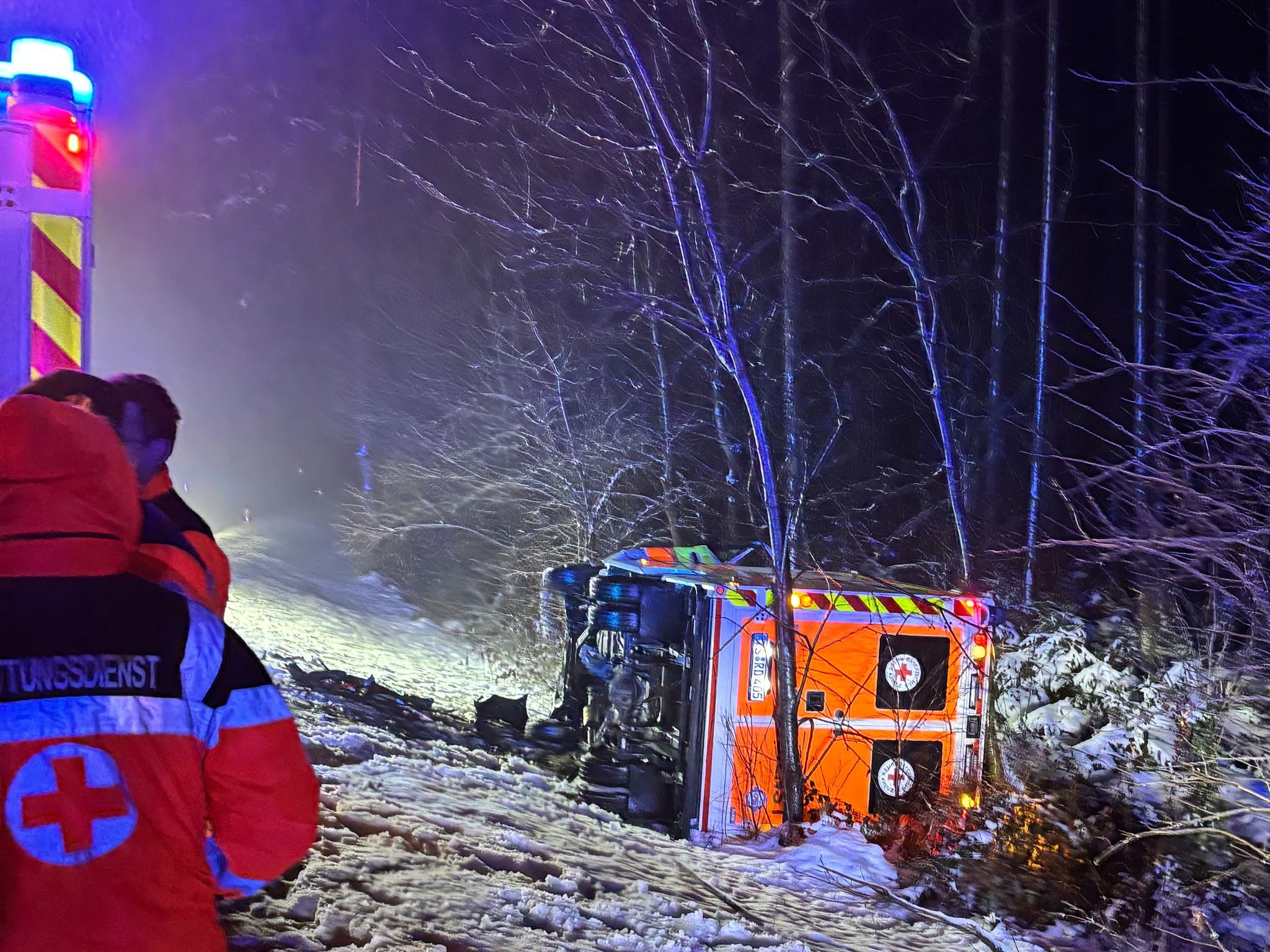 Kleintransporter prallt gegen Rettungswagen – fünf Verletzte