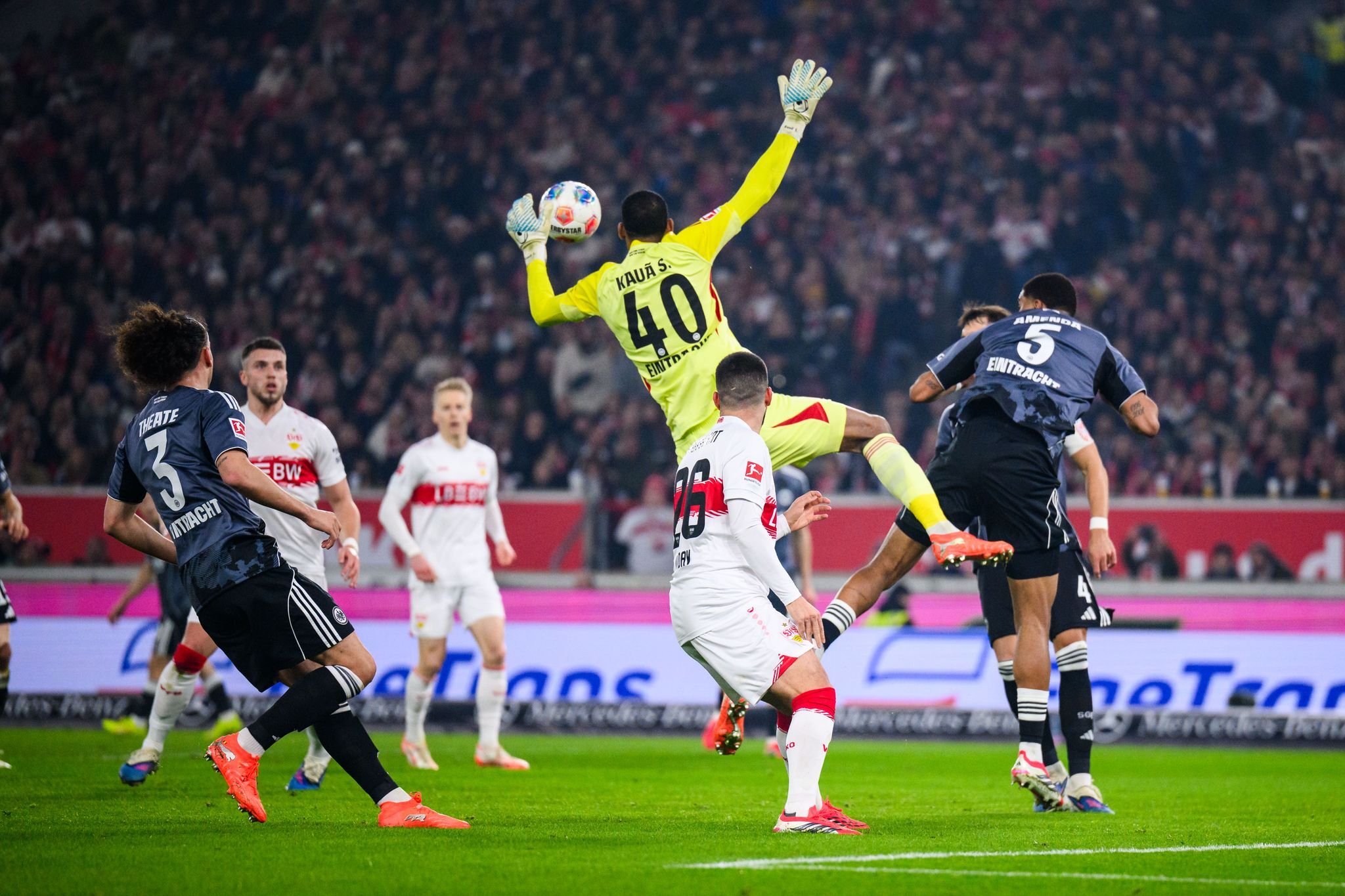 Wilder Sieg gegen Frankfurt: VfB springt auf Platz drei