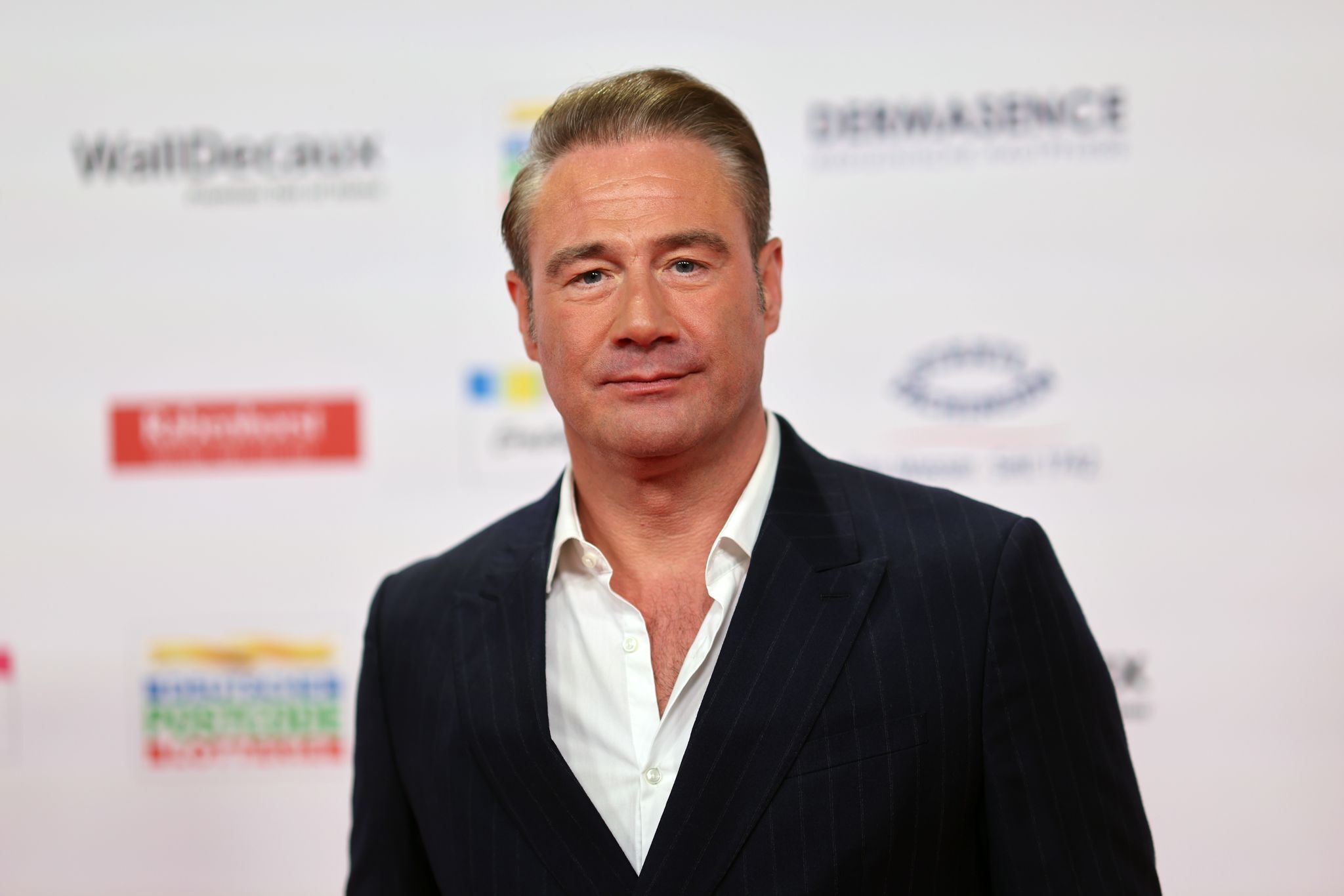 Sänger Sasha bringt sein Kind mit Golfcart zur Schule