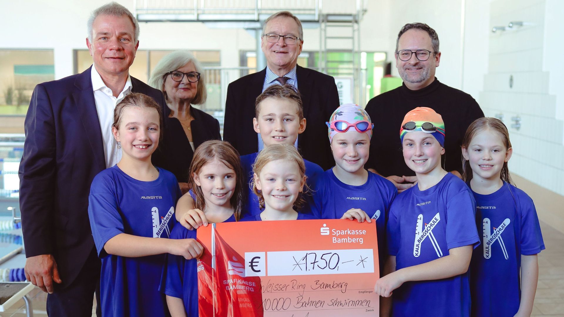 Kinder schwimmen 10.000 Bahnen und gewinnen Wette gegen Oberbürgermeister Starke