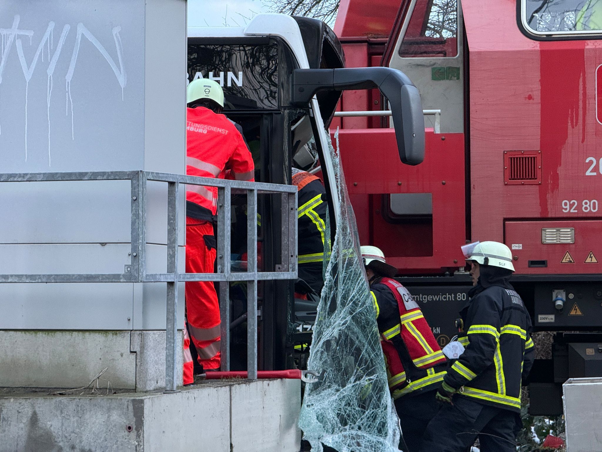 Unfall in Hamburg: Ein Toter und zehn Verletzte