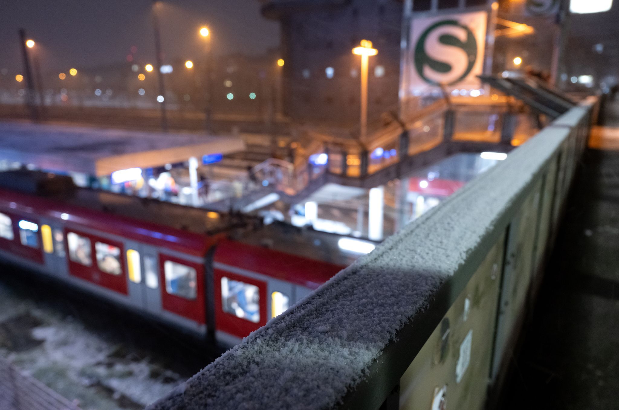 Schlägerei im Gleisbett – Mehrere Verletzte und Festnahmen
