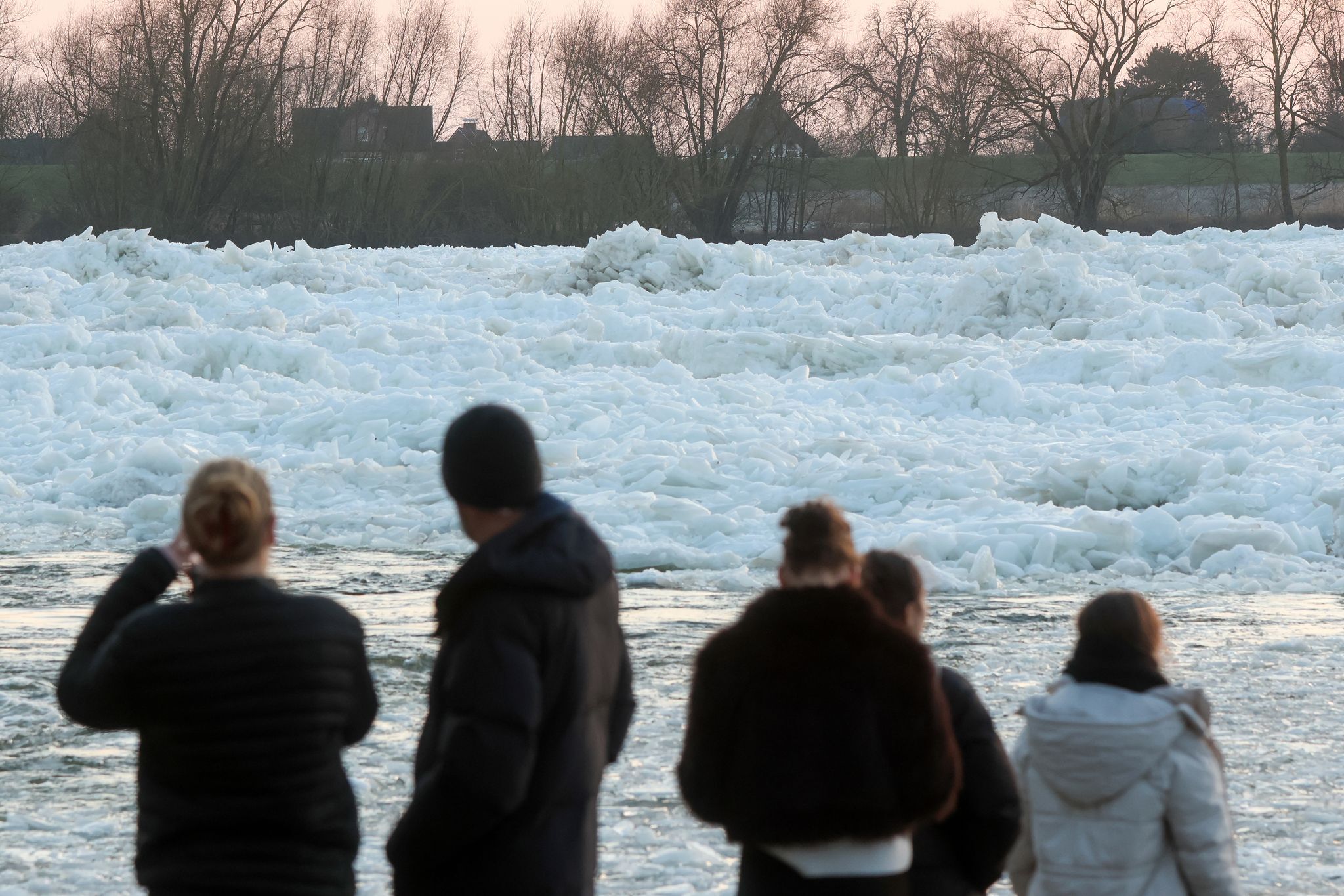 Meterhohe Eisberge an der Elbe bei Hamburg